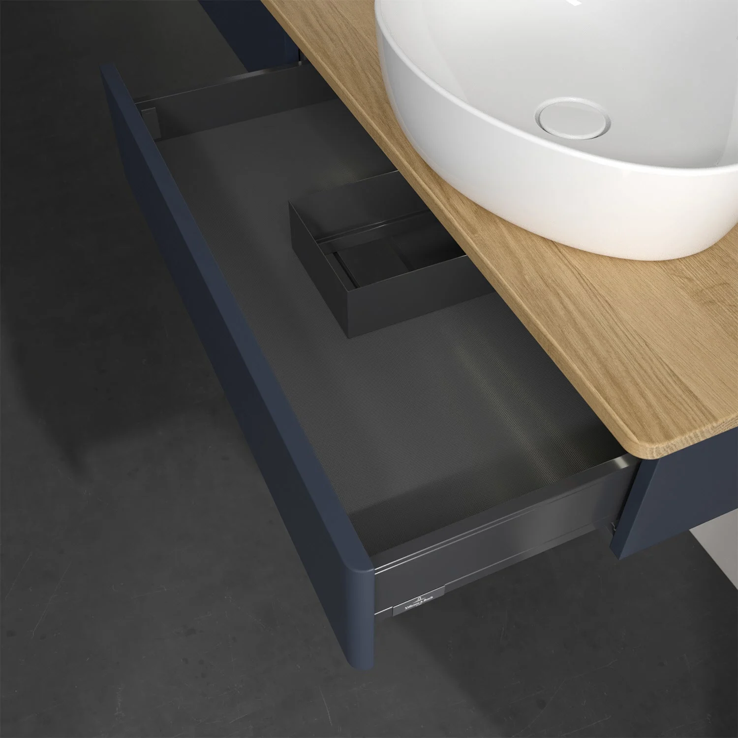 Zbliżenie otwartej niebieskiej szafki z szufladami w łazience, Villeroy & Boch