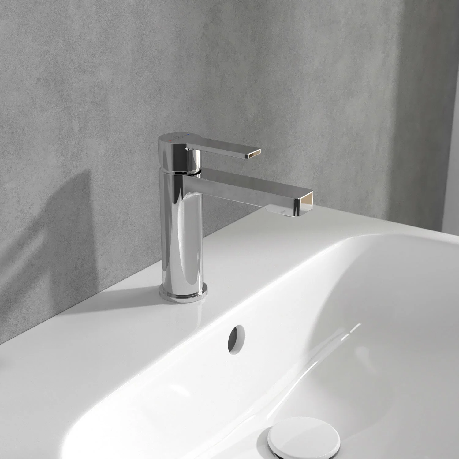 Chromowana bateria na białej umywalce, Villeroy & Boch