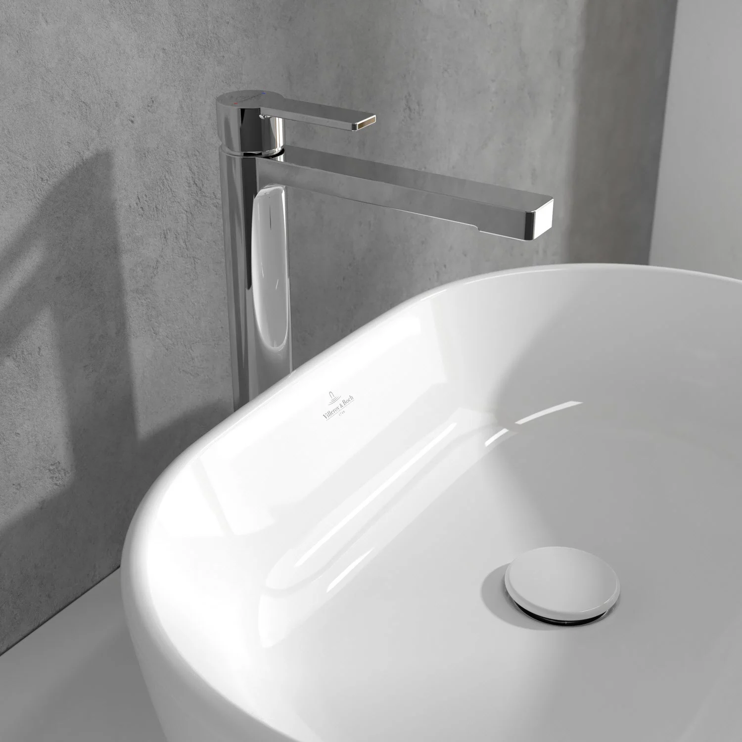 Chromowana bateria obok owalnej umywalki, Villeroy & Boch