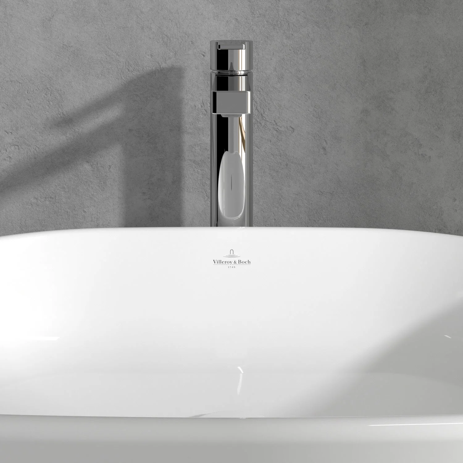 Zbliżenie chromowanego kranu nad umywalką, Villeroy & Boch