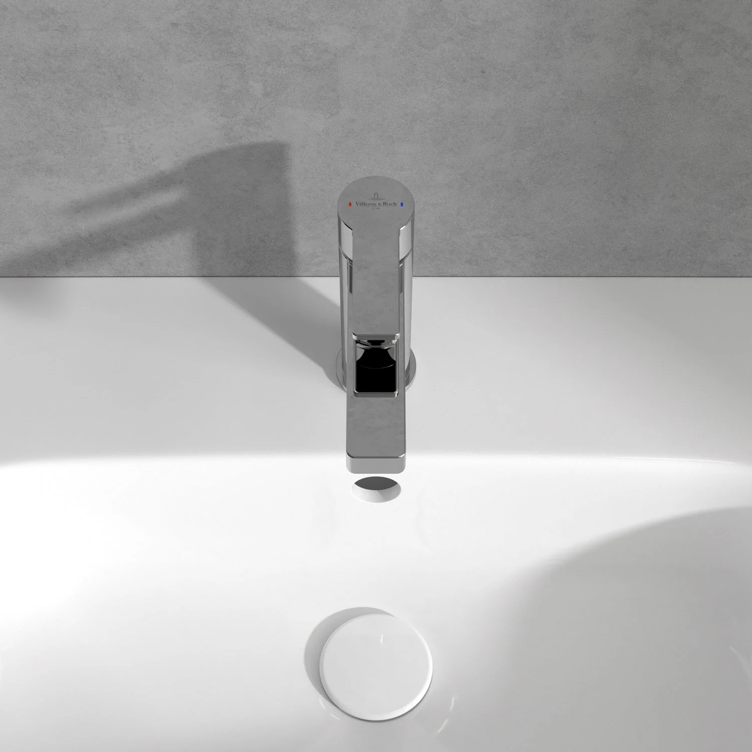 Chromowany kran nad białą umywalką, Villeroy & Boch