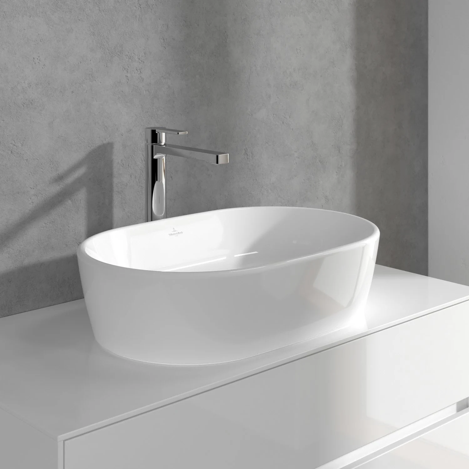 Owalna umywalka z baterią w łazience, Villeroy & Boch