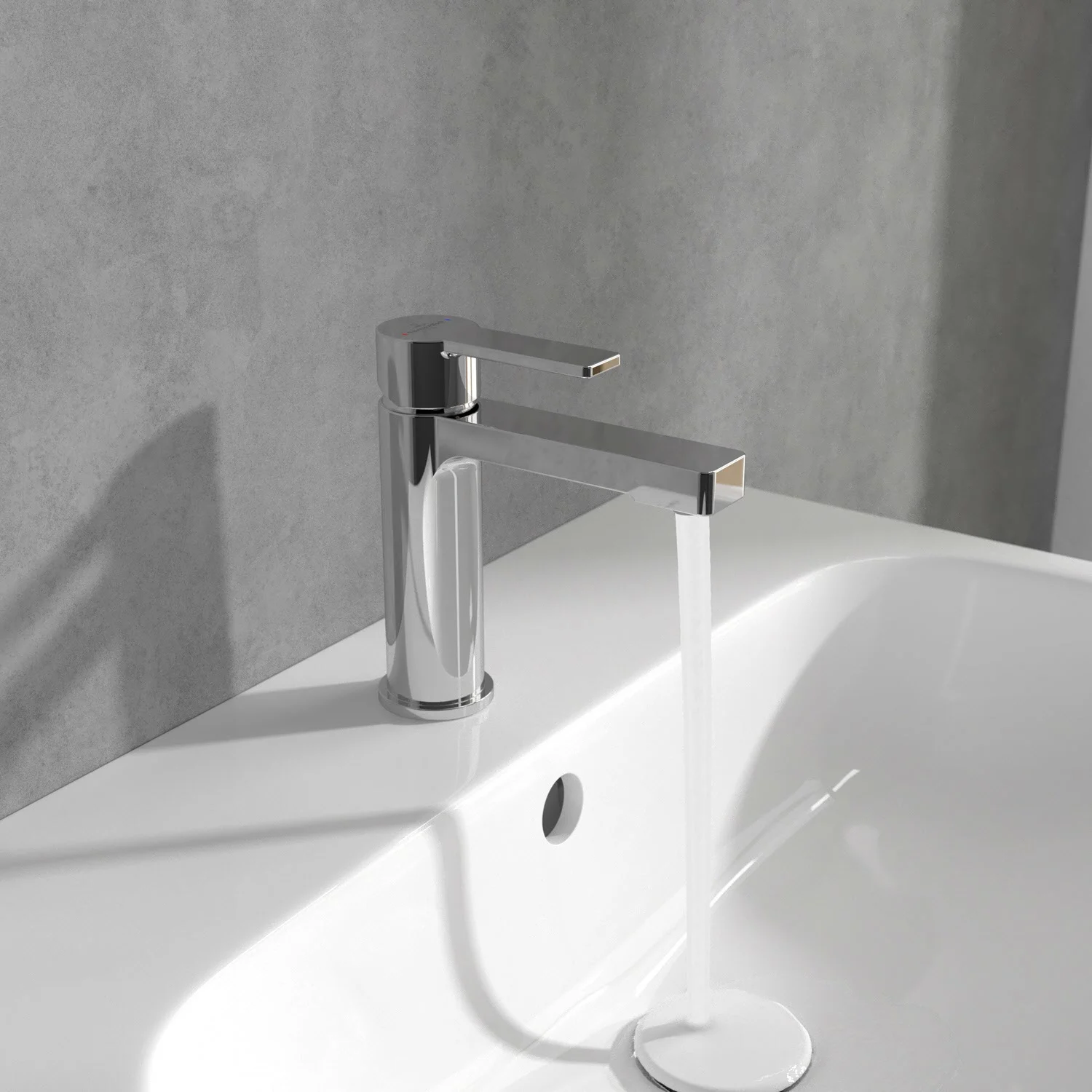 Chromowana bateria z strumieniem wody w białej umywalce, Villeroy & Boch