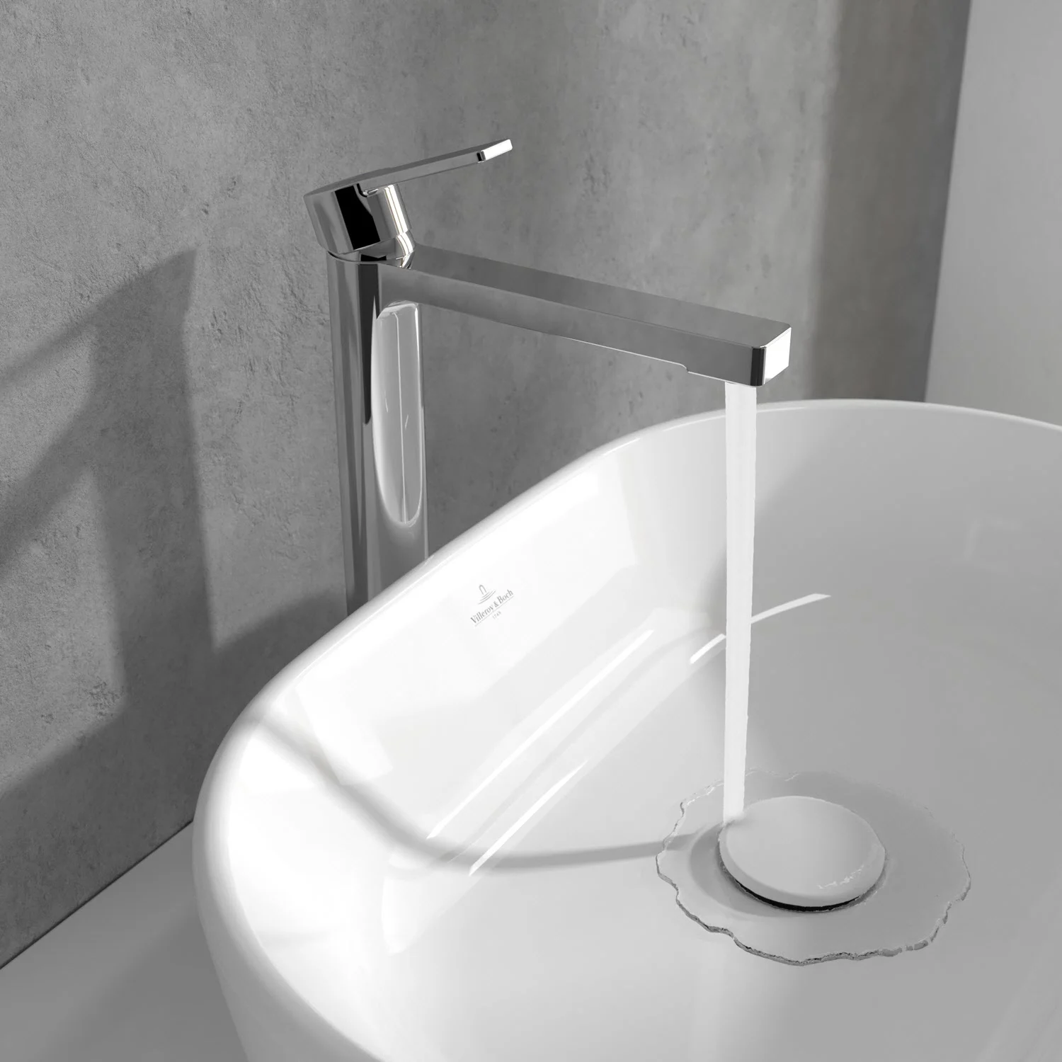Chromowana bateria z strumieniem wody w białej umywalce, Villeroy & Boch