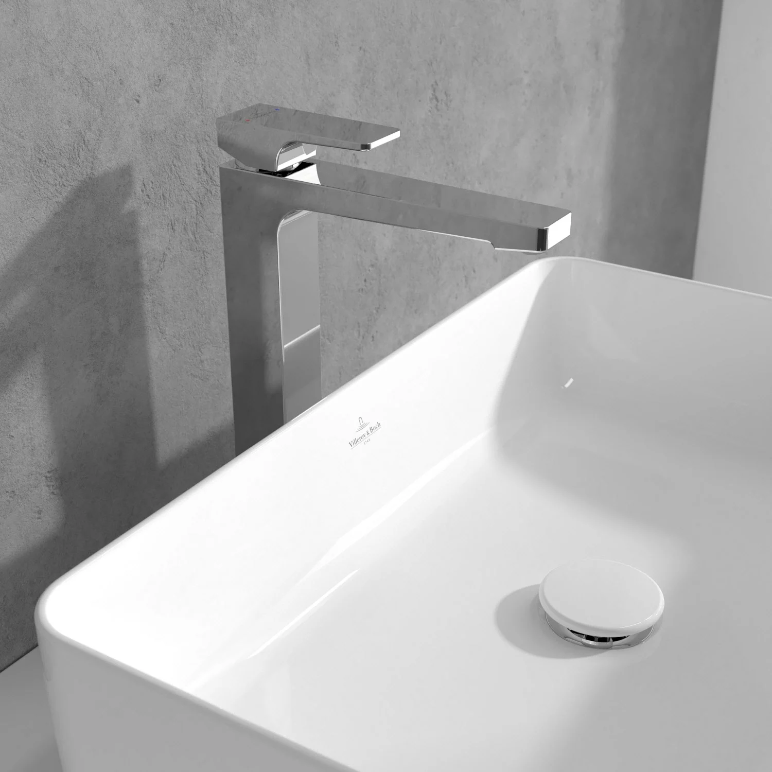 Chromowana bateria wolnostojąca obok białej umywalki, Villeroy & Boch