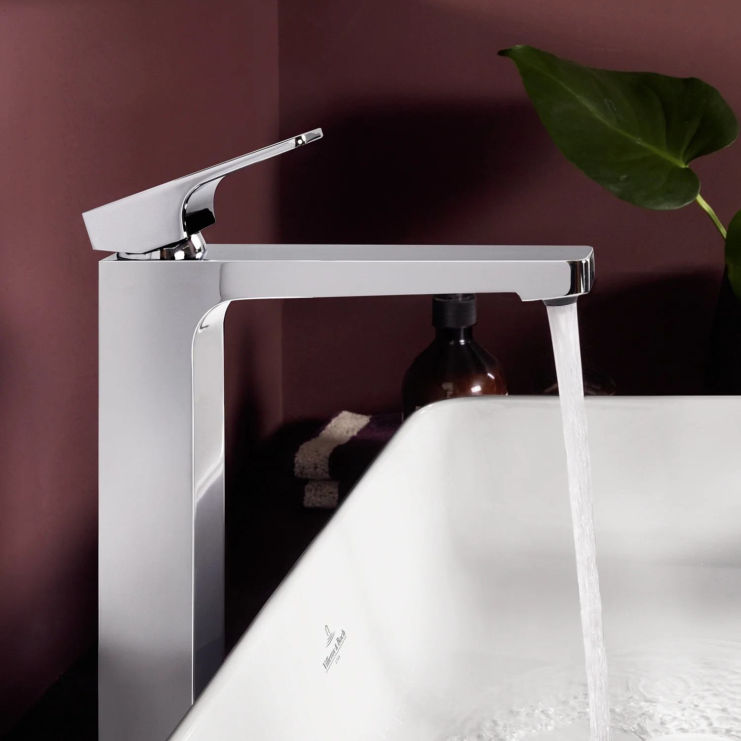 Chromowana bateria z strumieniem wody w nowoczesnej łazience, Villeroy & Boch