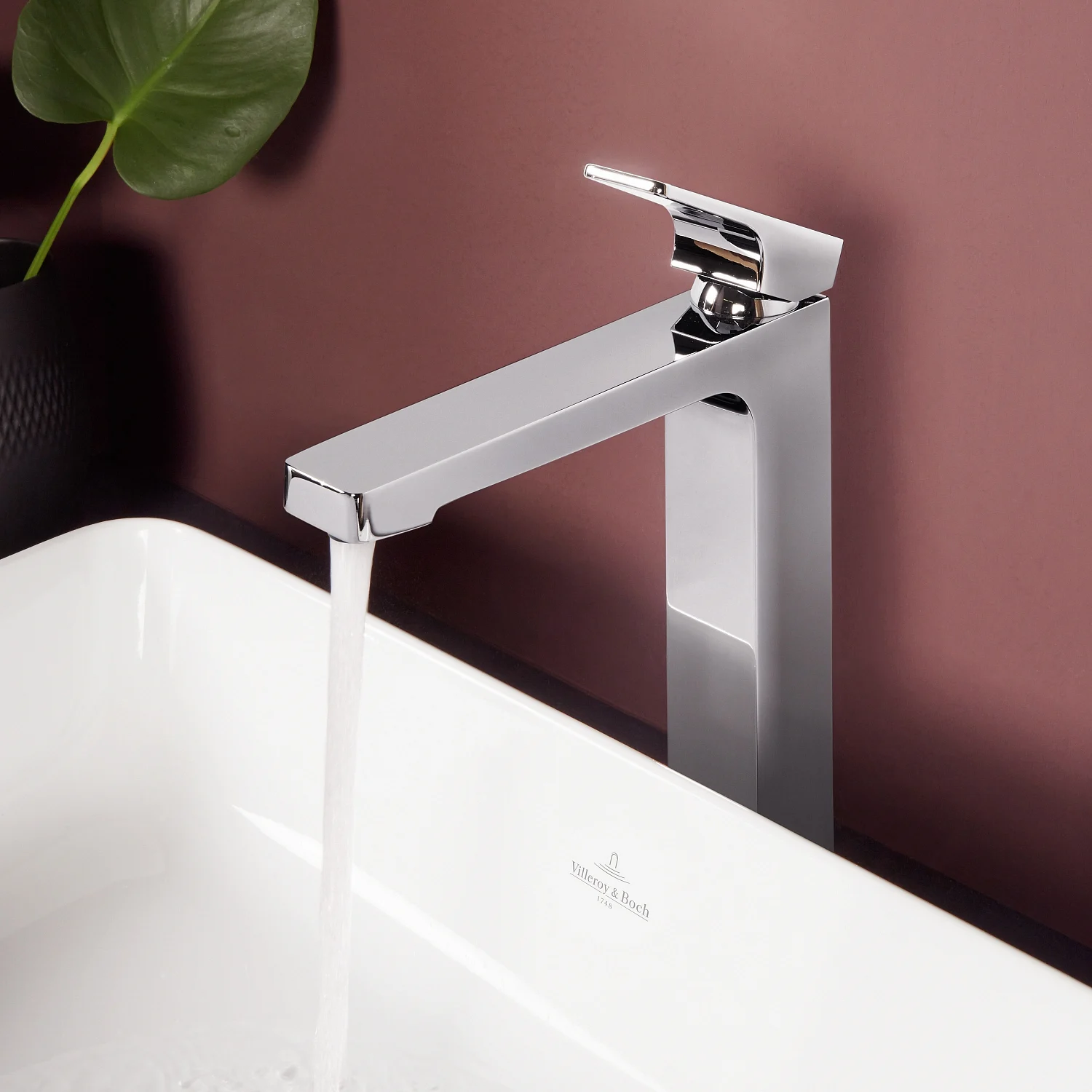 Chromowana bateria z bieżącą wodą w nowoczesnej łazience, Villeroy & Boch
