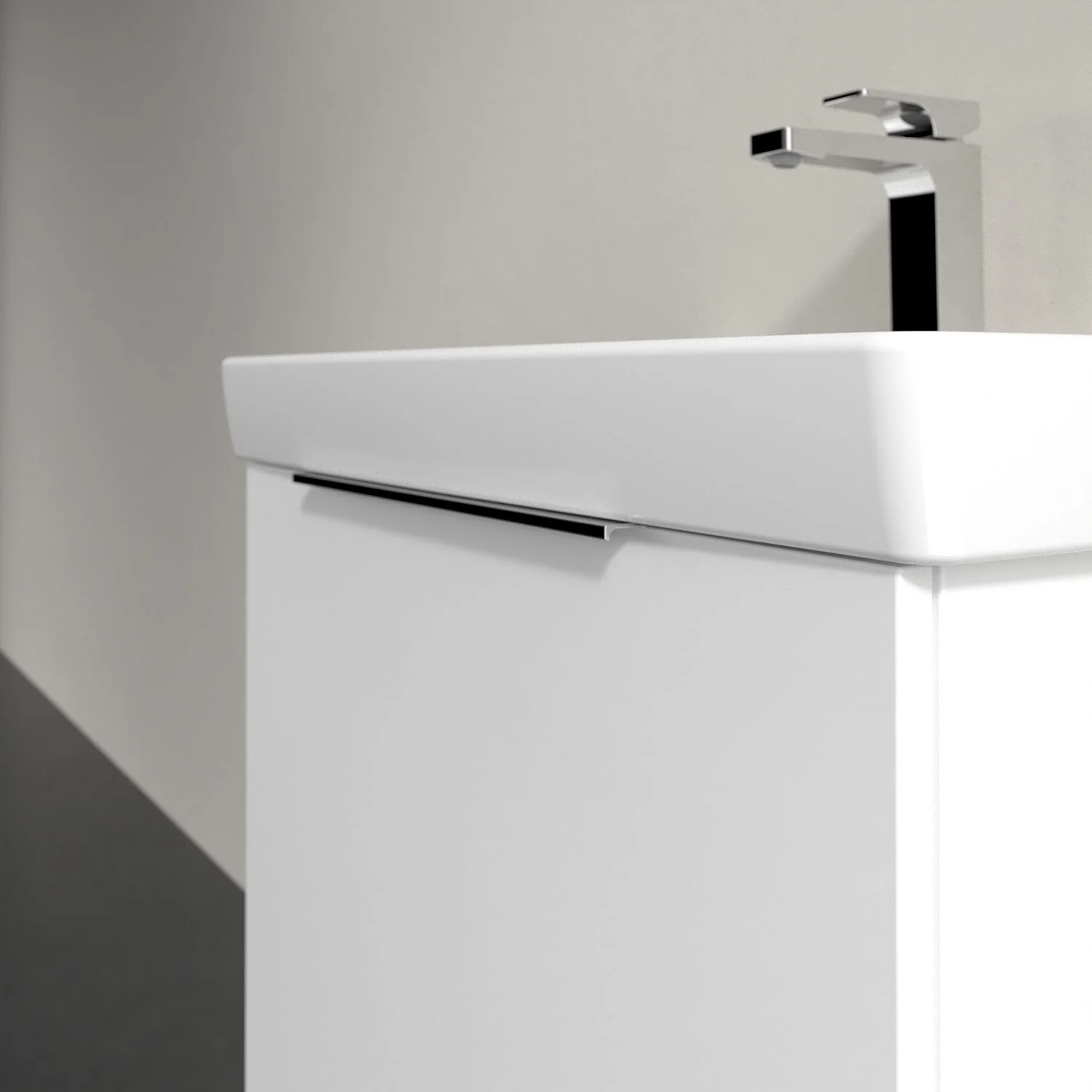 Biała umywalka z baterią w zbliżeniu, Villeroy & Boch