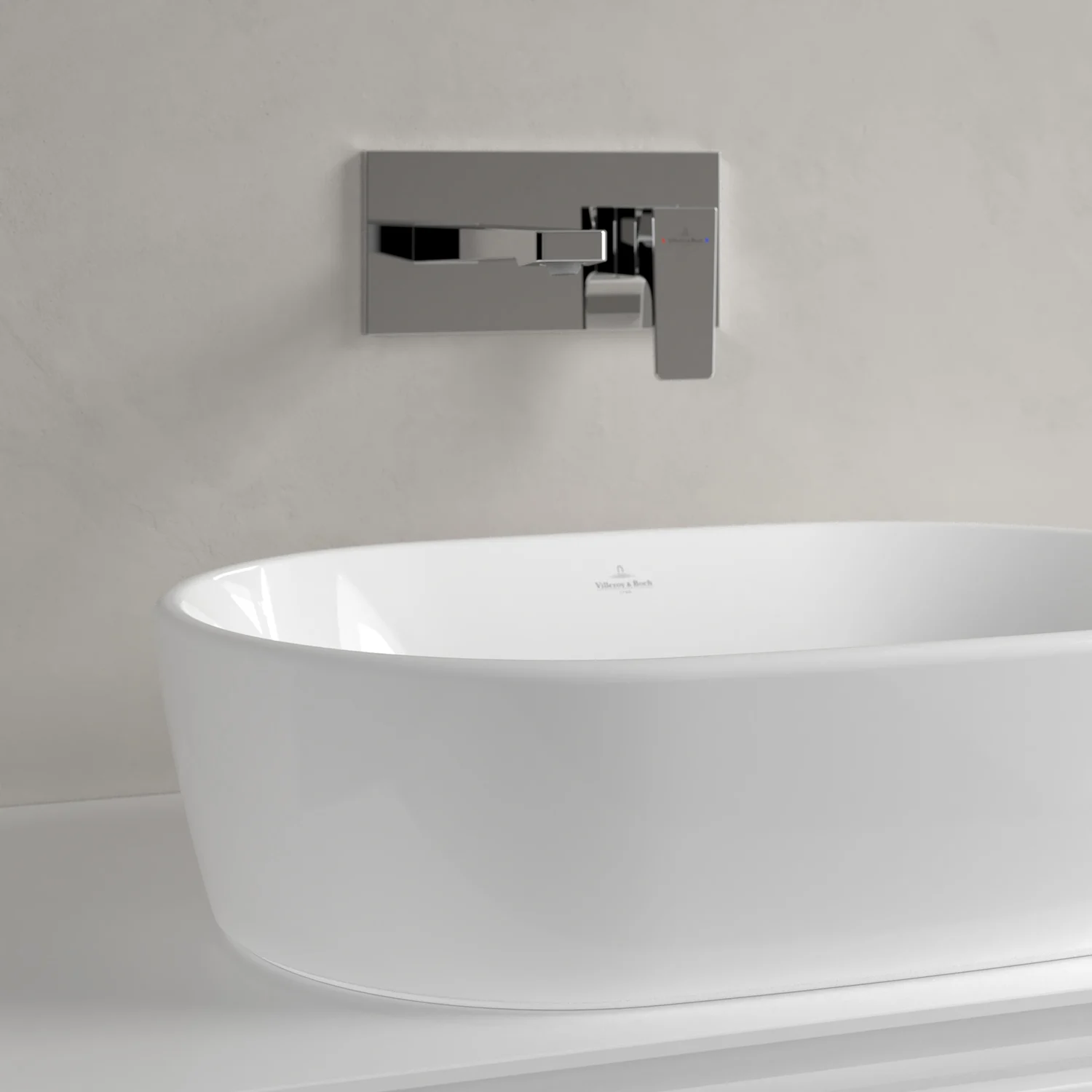 Biała umywalka z baterią ścienną widok z boku, Villeroy & Boch