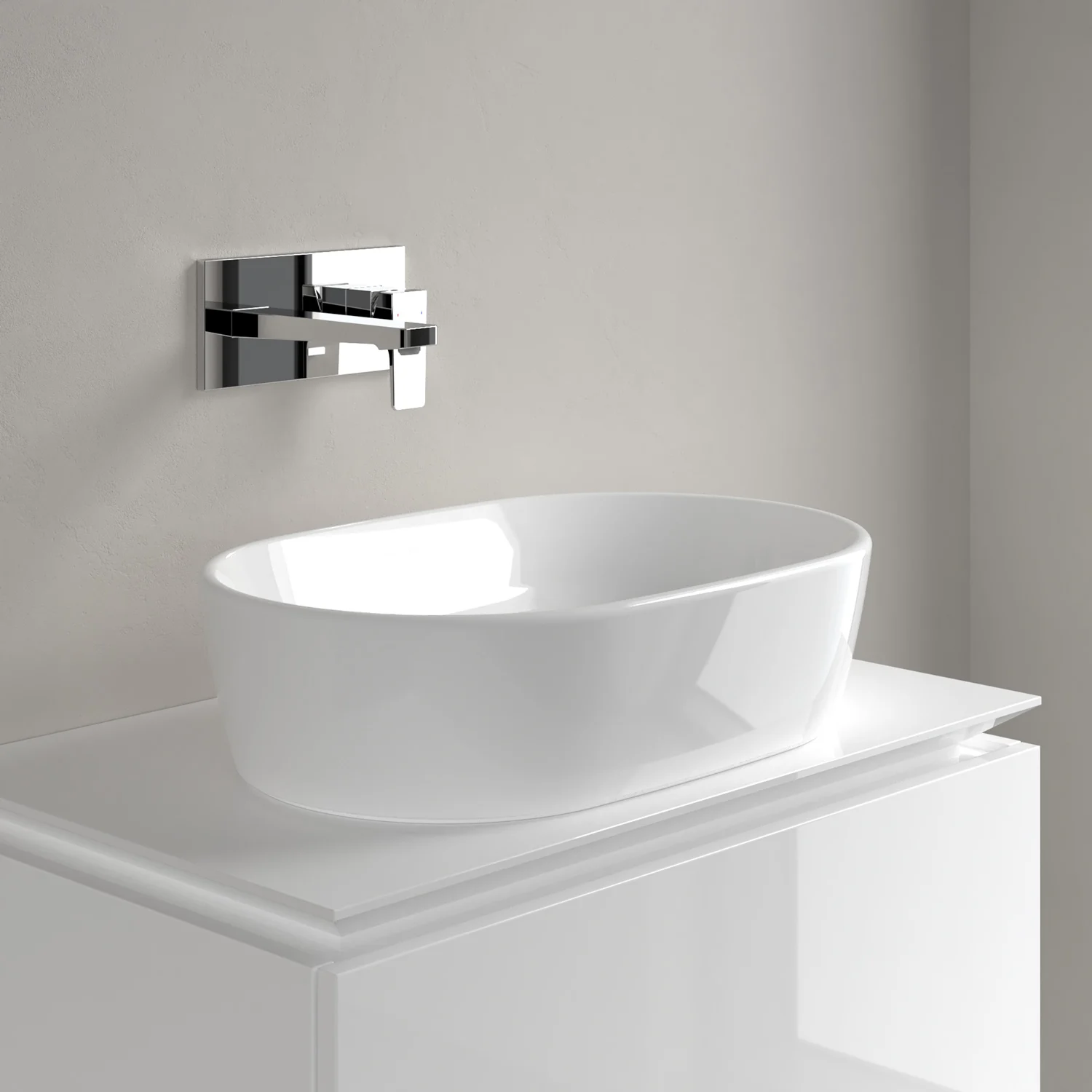 Biała umywalka z baterią ścienną zbliżenie, Villeroy & Boch