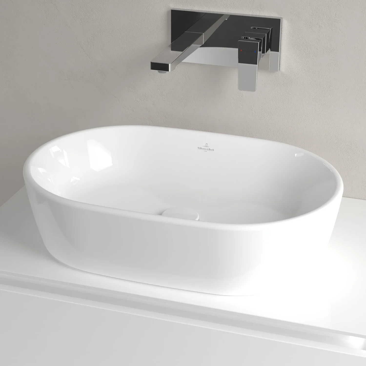 Biała umywalka z baterią ścienną w zbliżeniu, Villeroy & Boch