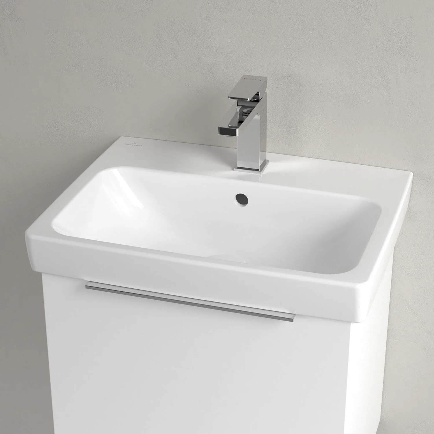 Biała umywalka z baterią w zbliżeniu, Villeroy & Boch