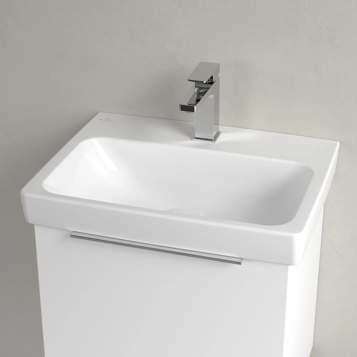 Biała umywalka z baterią w zbliżeniu, Villeroy & Boch