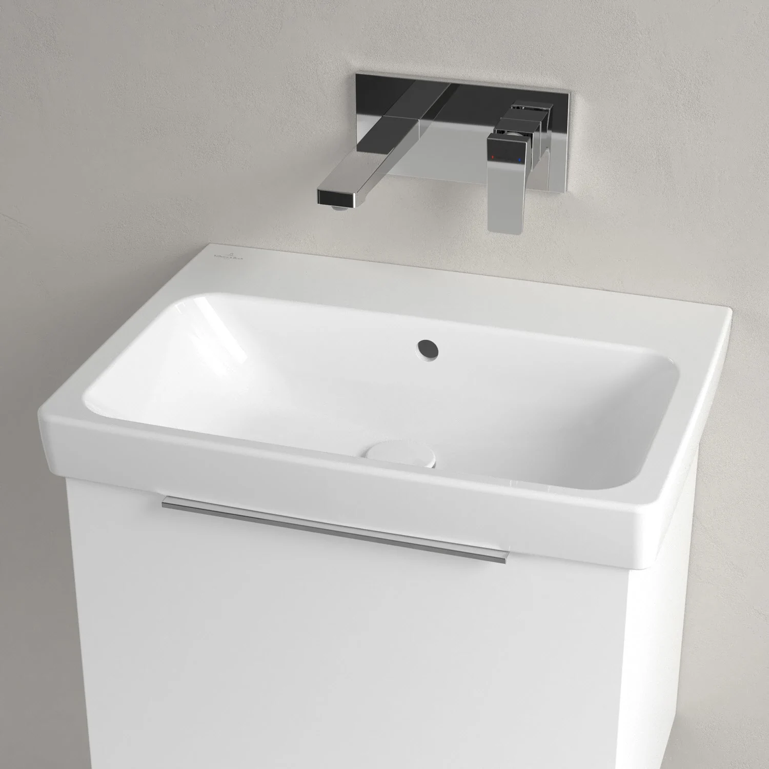 Biała umywalka z baterią ścienną z bliska, Villeroy & Boch