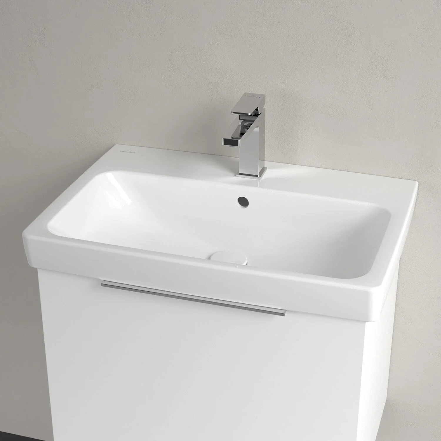 Biała umywalka z baterią w zbliżeniu, Villeroy & Boch