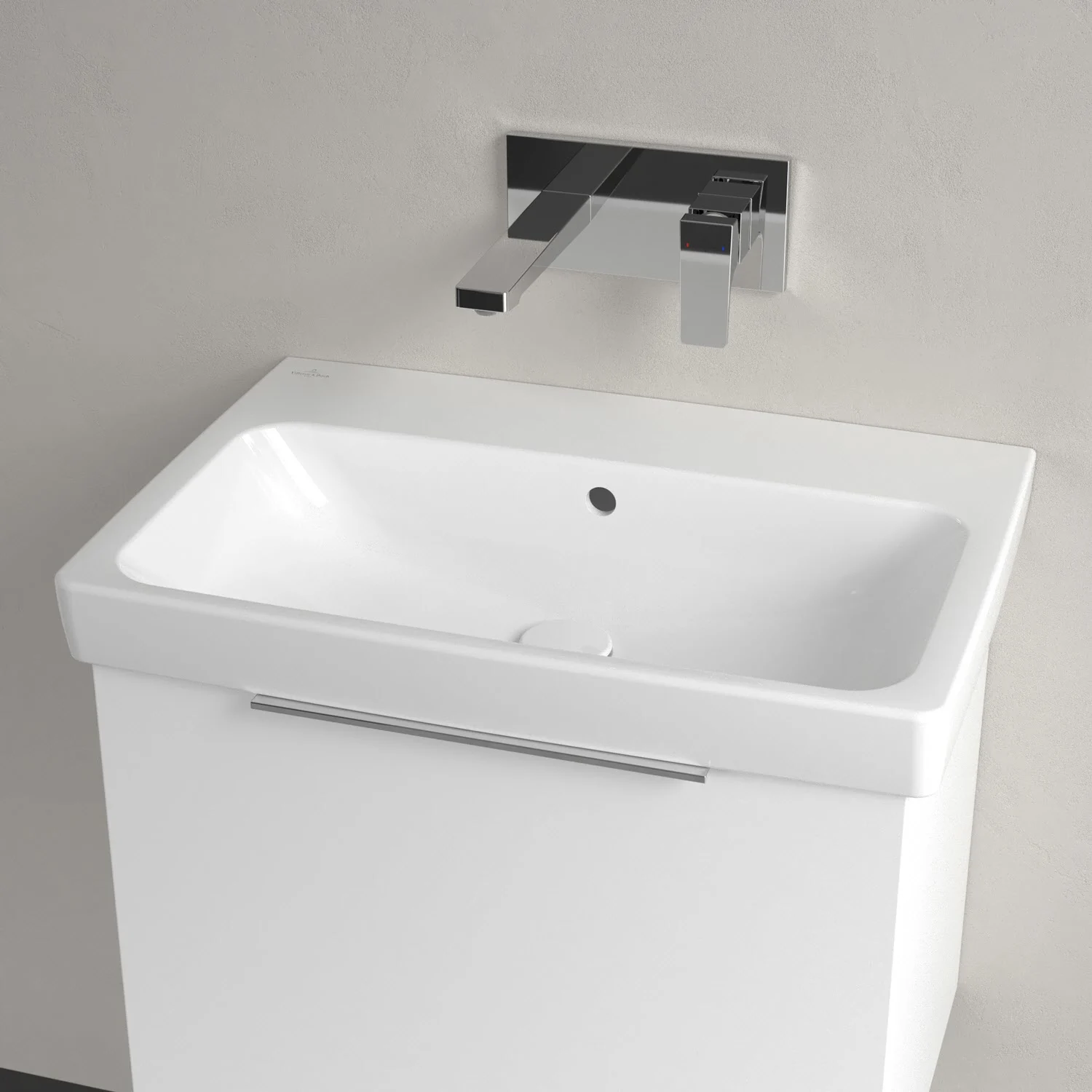 Biała umywalka z baterią ścienną z bliska, Villeroy & Boch