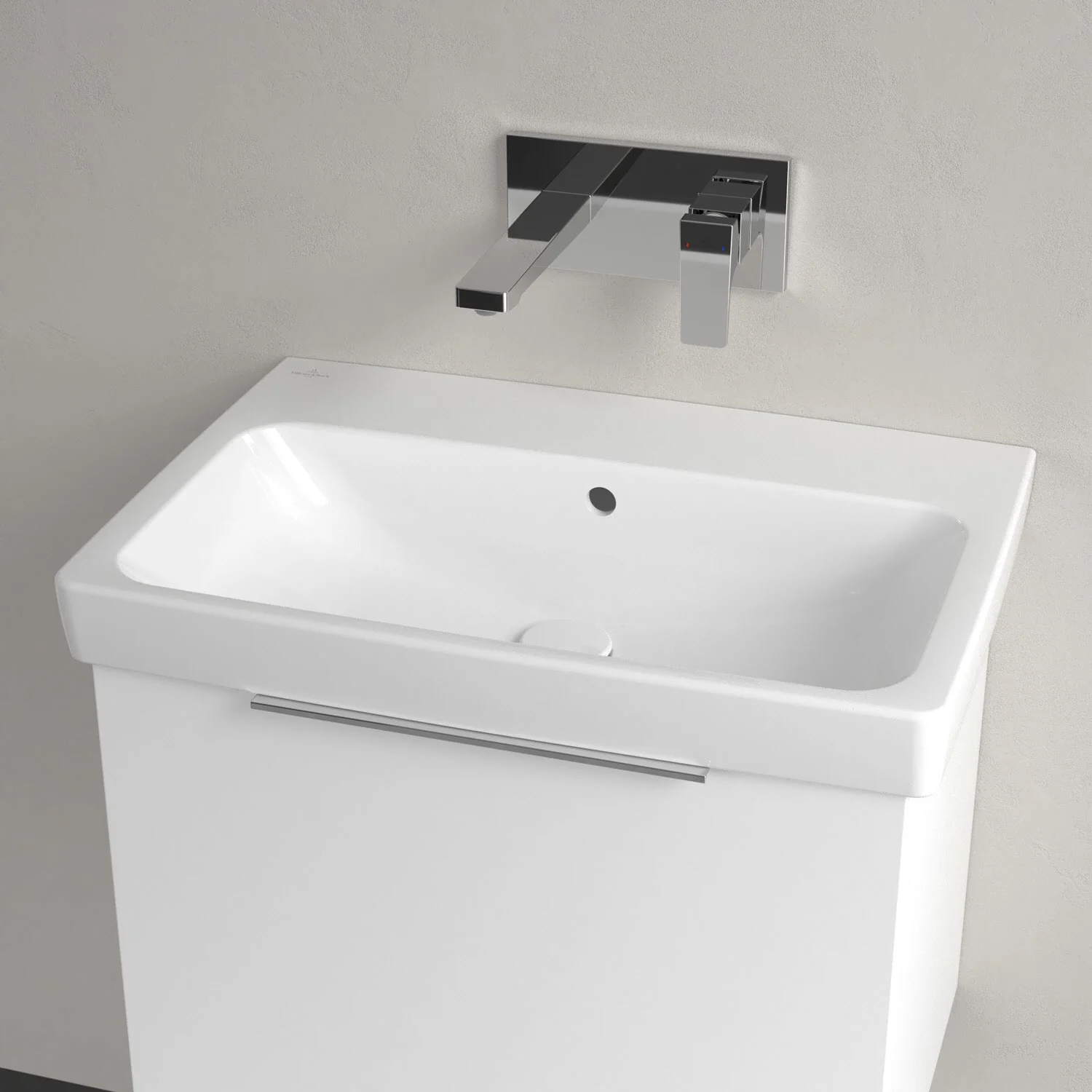 Biała umywalka z baterią ścienną z bliska, Villeroy & Boch