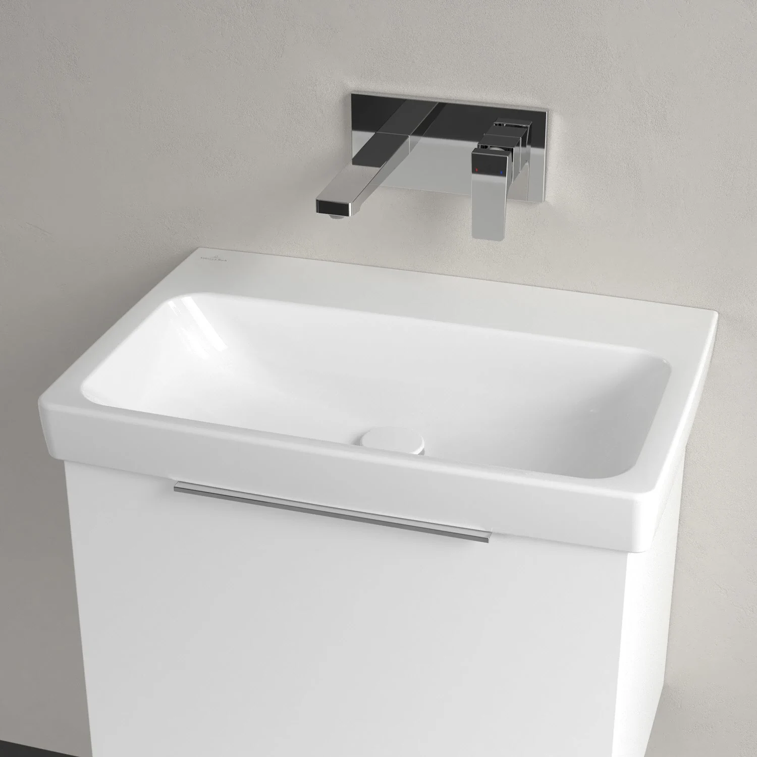 Biała umywalka z baterią ścienną z bliska, Villeroy & Boch