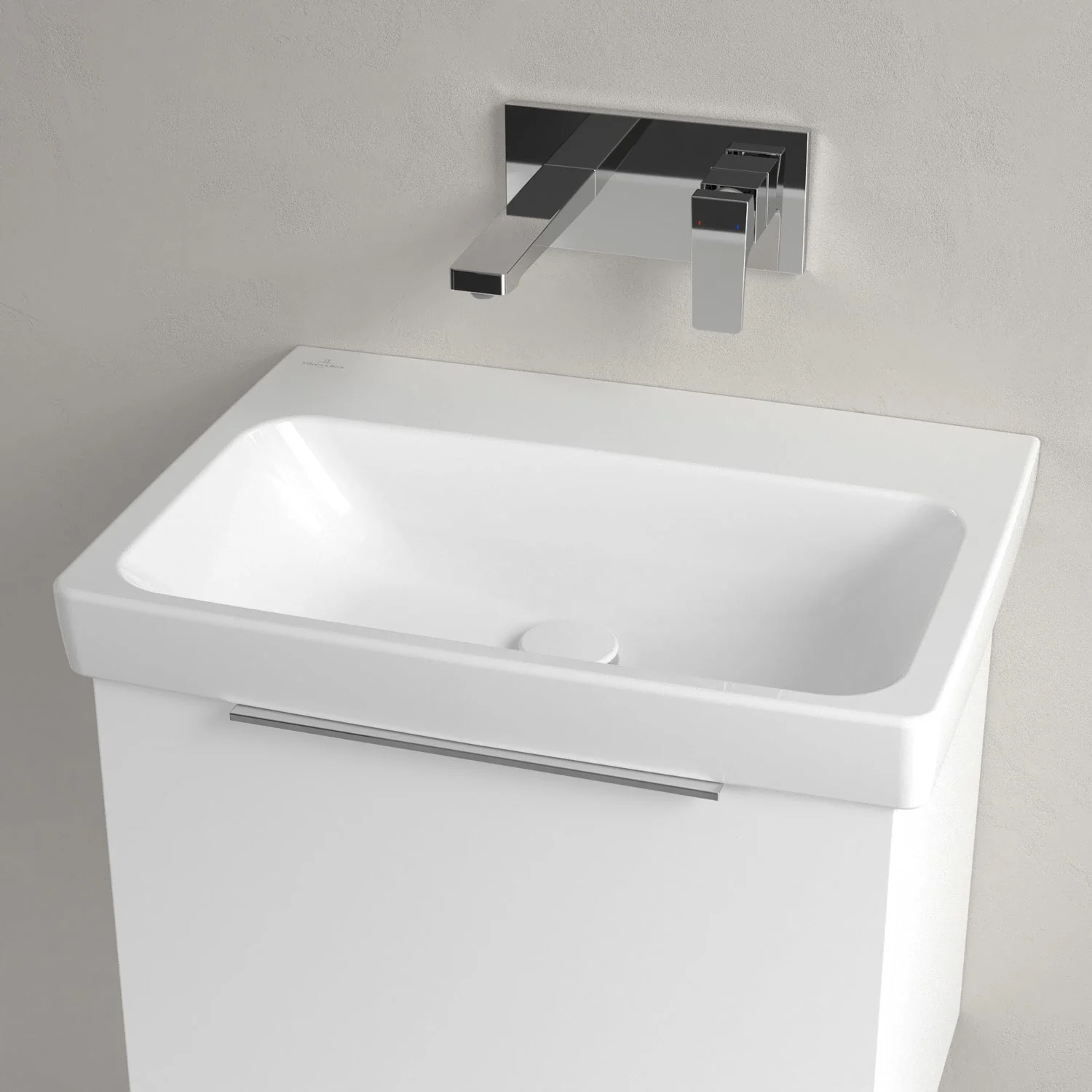 Biała umywalka z baterią ścienną z bliska, Villeroy & Boch