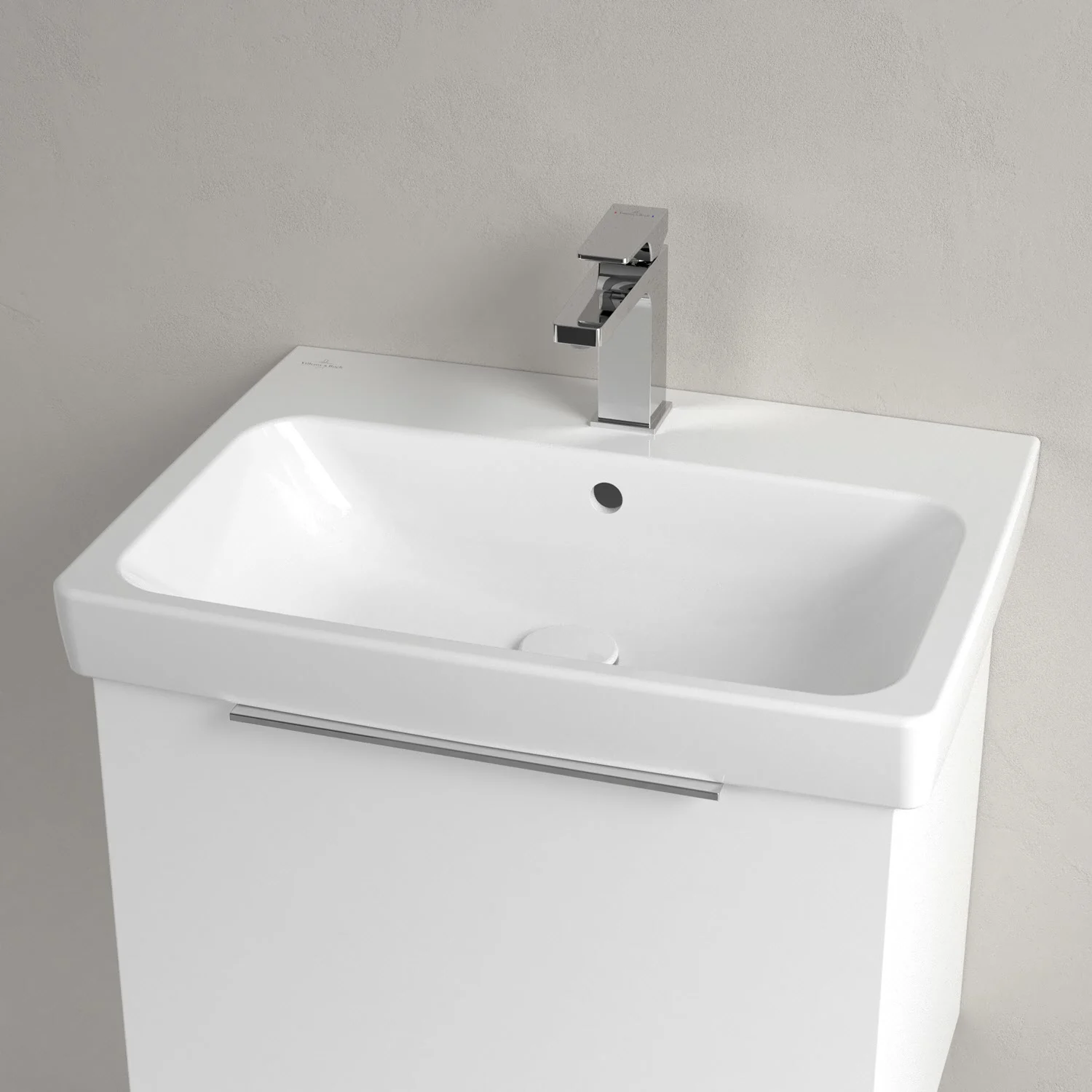 Biała umywalka z jednouchwytową baterią z bliska, Villeroy & Boch