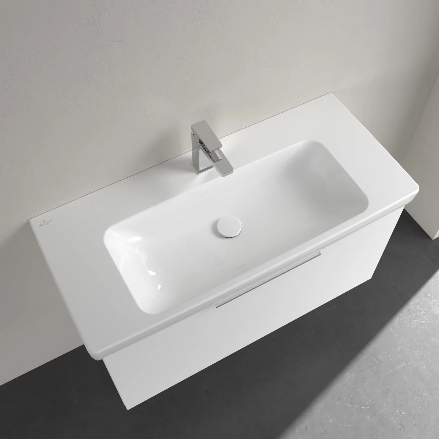 Biała umywalka z baterią widziana z góry, Villeroy & Boch