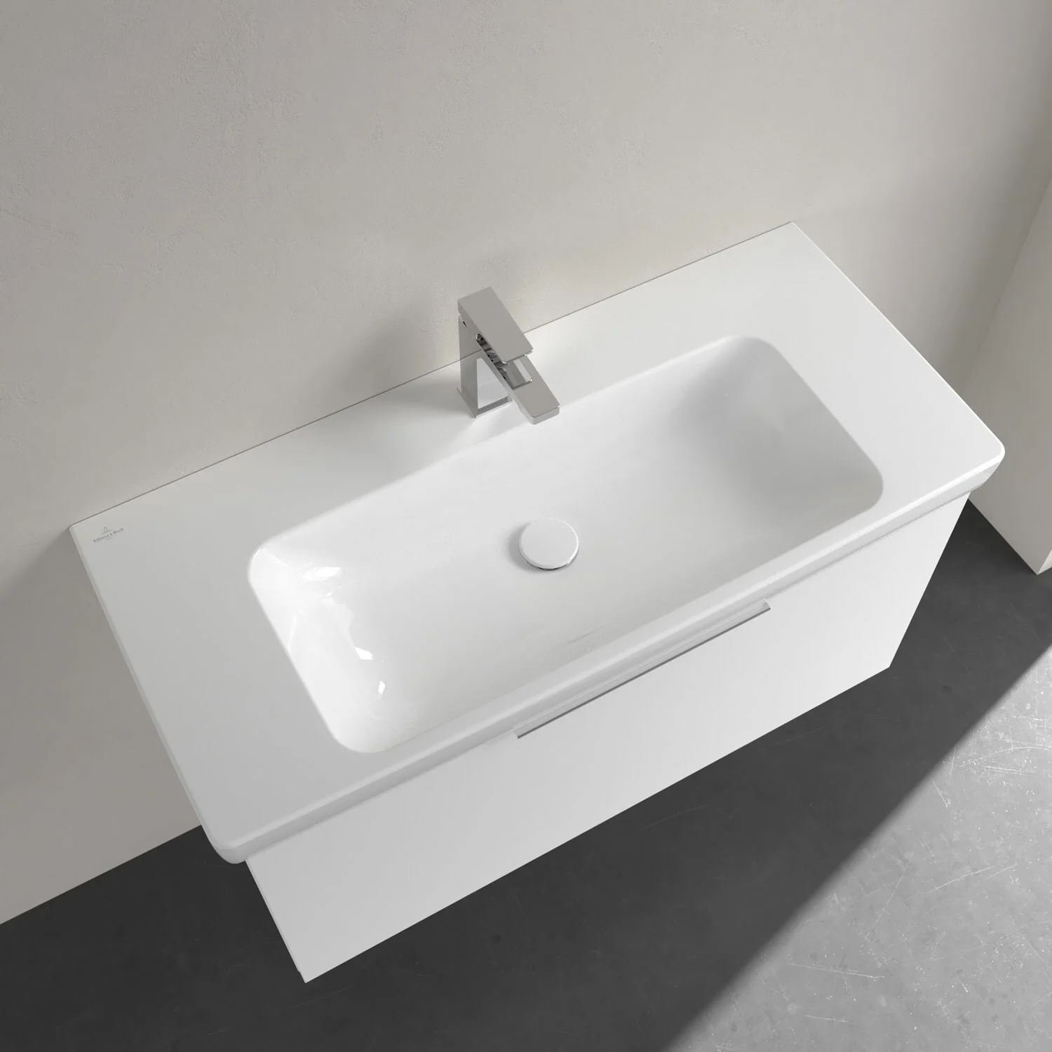Biała umywalka z baterią widziana z góry, Villeroy & Boch