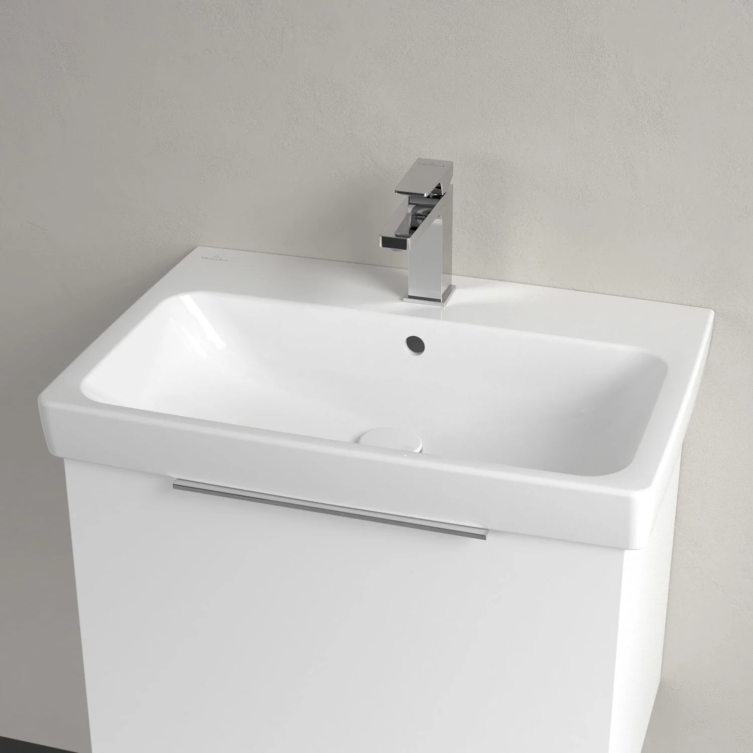 Biała umywalka z jednouchwytową baterią z bliska, Villeroy & Boch