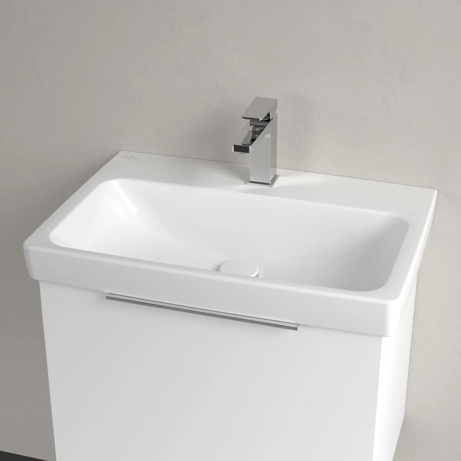 Biała umywalka z jednouchwytową baterią z bliska, Villeroy & Boch