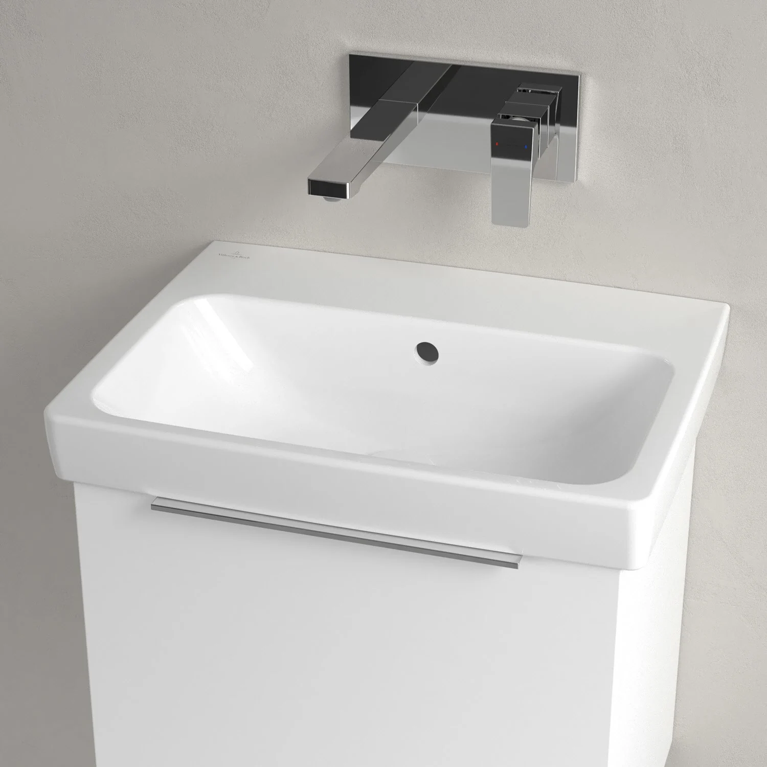 Biała umywalka z baterią ścienną z bliska, Villeroy & Boch