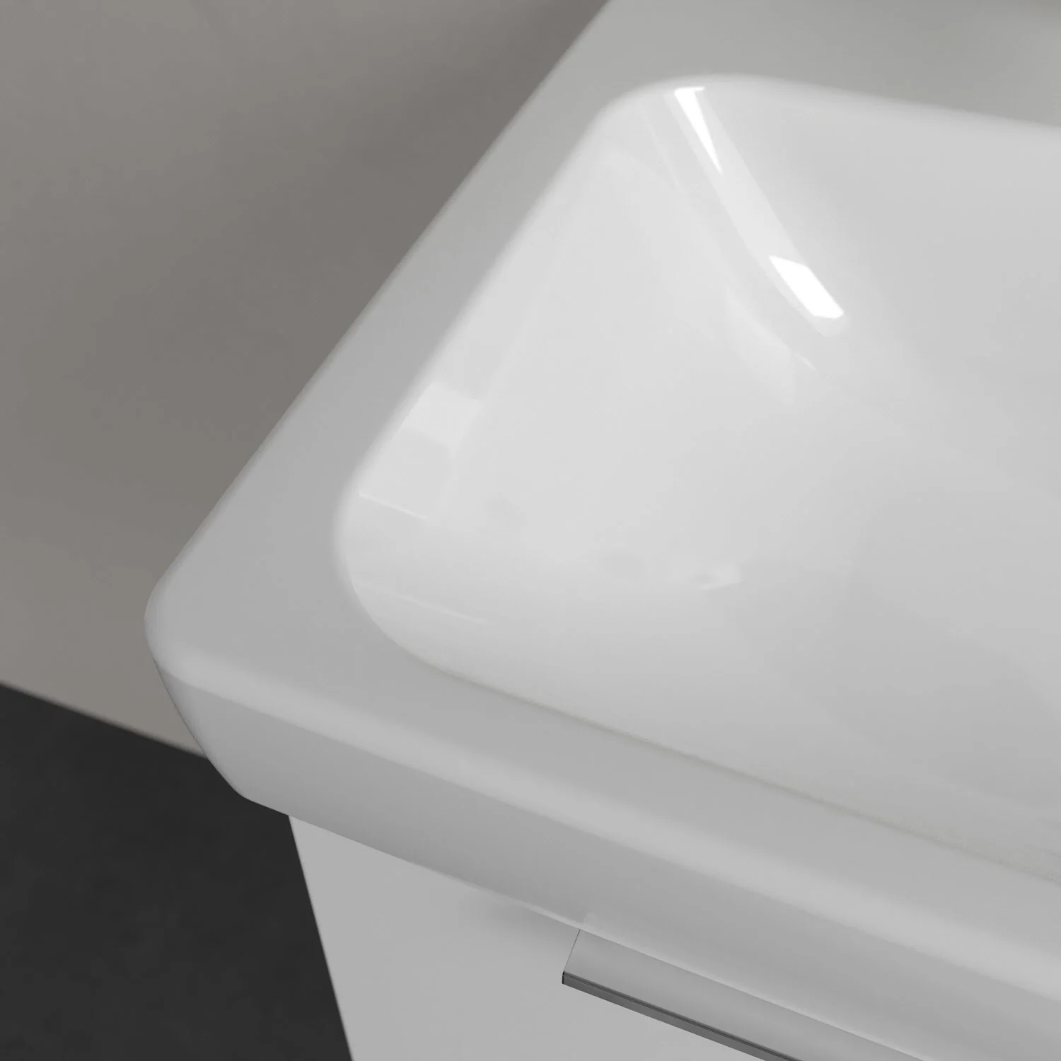 Zbliżenie białej umywalki z kranem, Villeroy & Boch