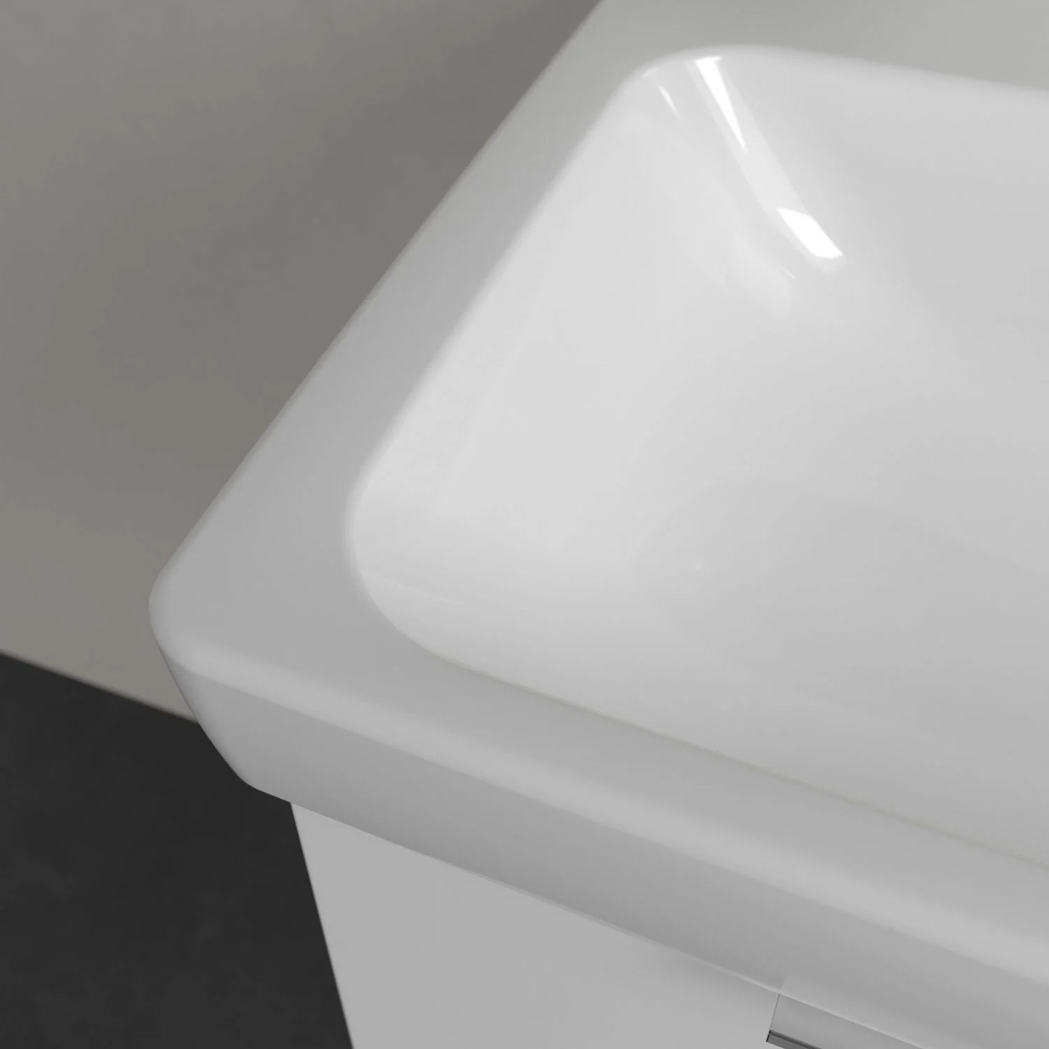 Zbliżenie na biały narożnik umywalki, Villeroy & Boch