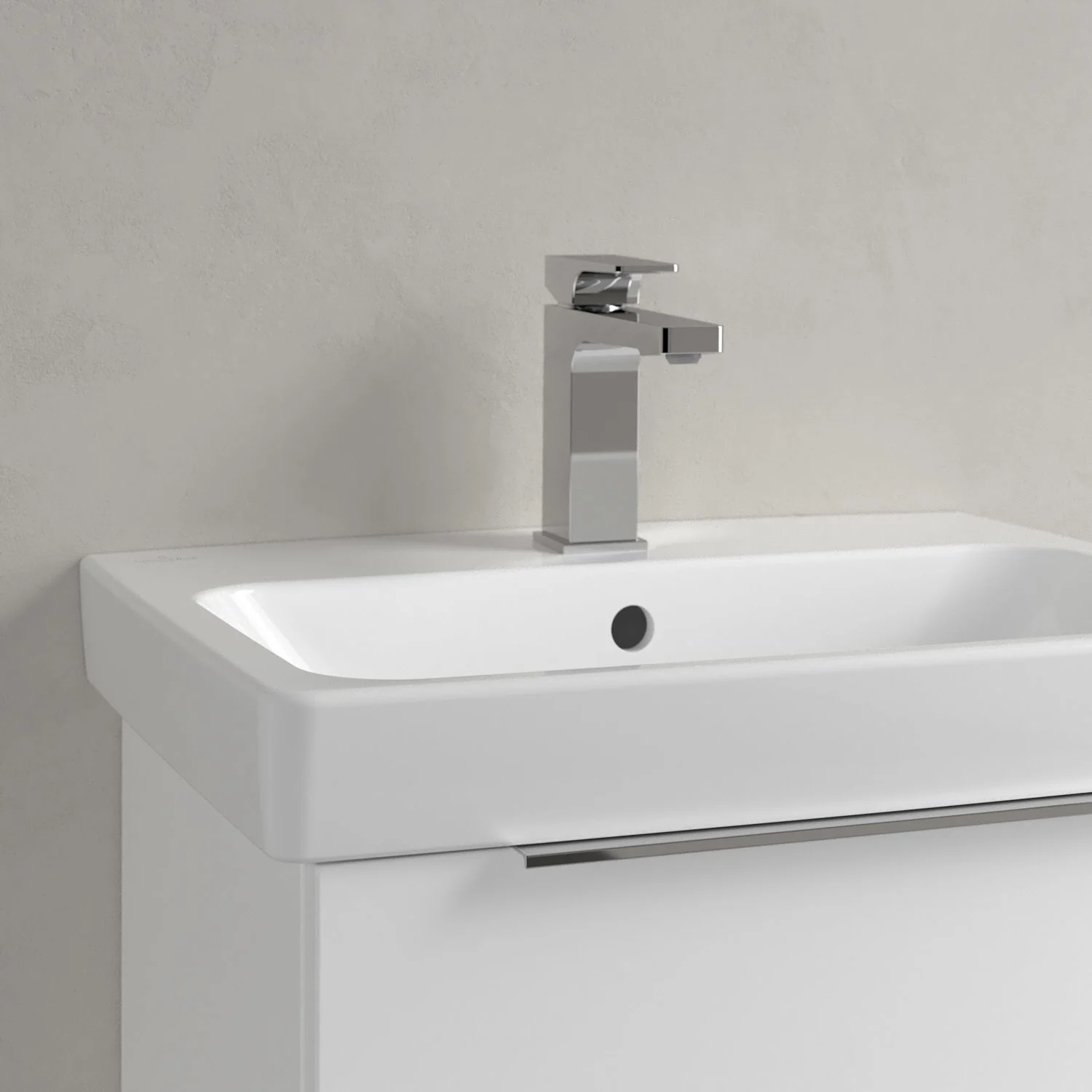 Zbliżenie białej umywalki z kranem, Villeroy & Boch