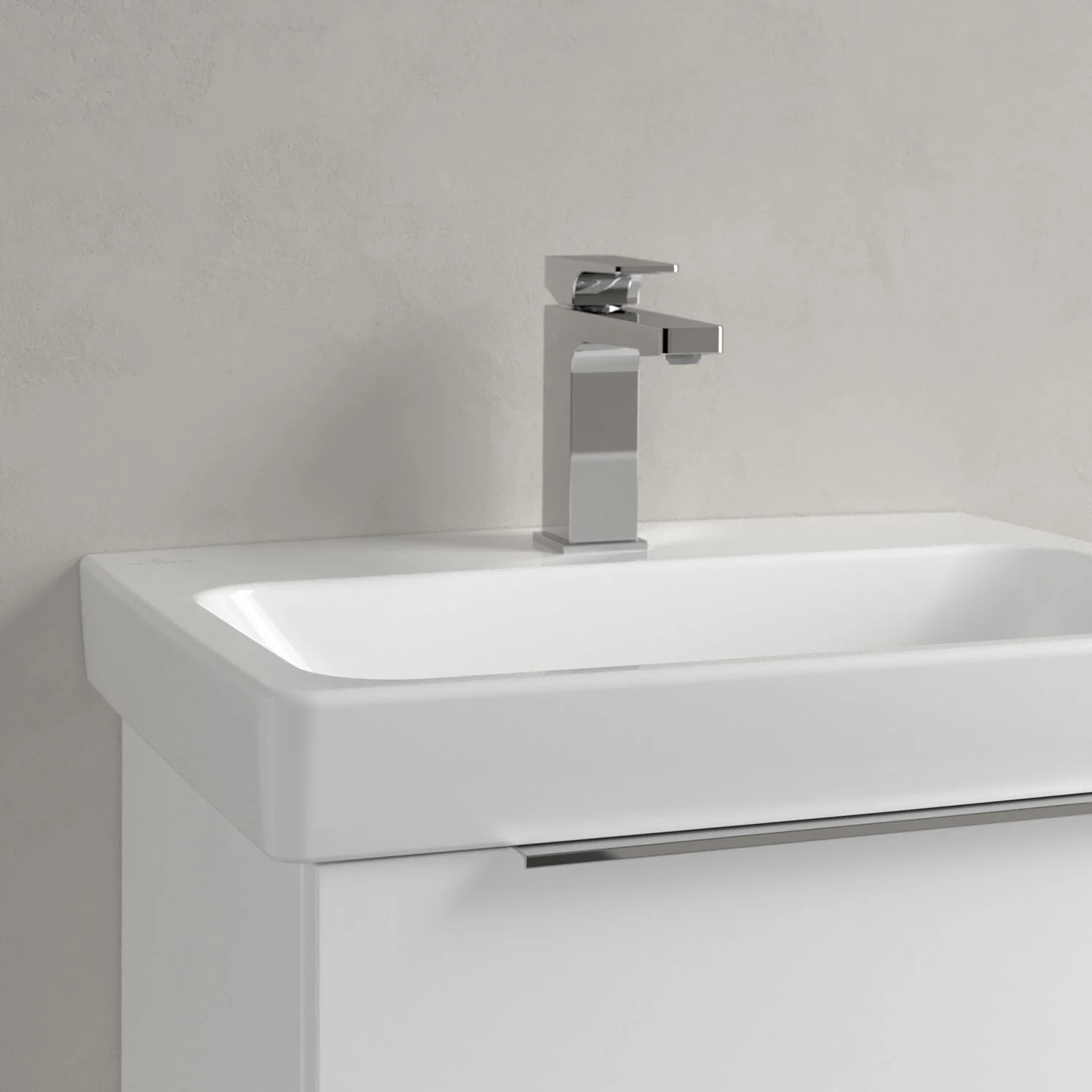 Zbliżenie białej umywalki z kranem, Villeroy & Boch