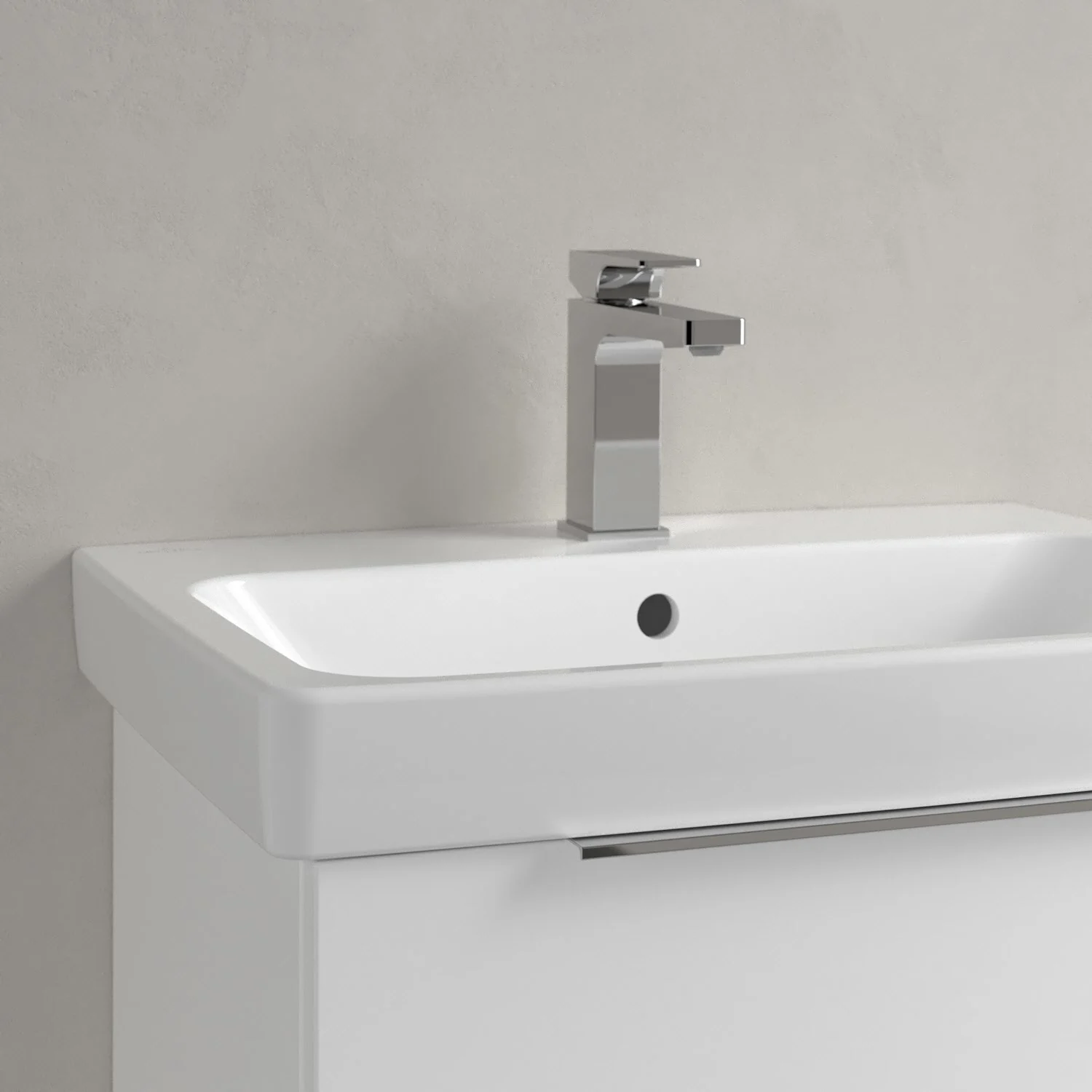 Zbliżenie białej umywalki z baterią stojącą, Villeroy & Boch