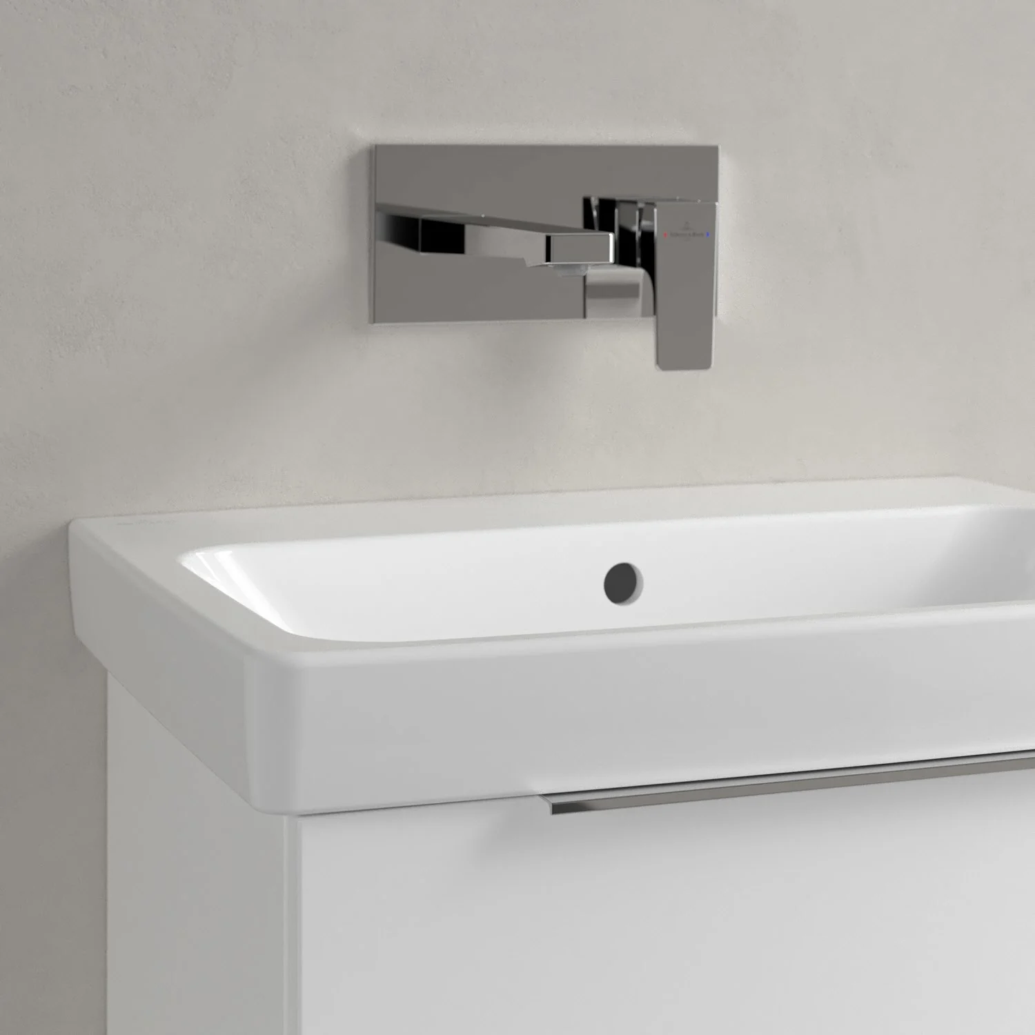 Zbliżenie białej umywalki z baterią ścienną, Villeroy & Boch