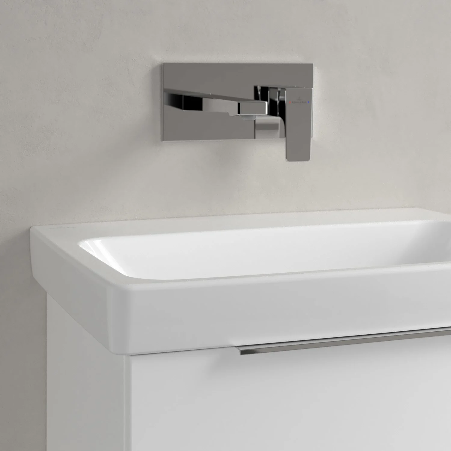 Zbliżenie białej umywalki z baterią ścienną, Villeroy & Boch