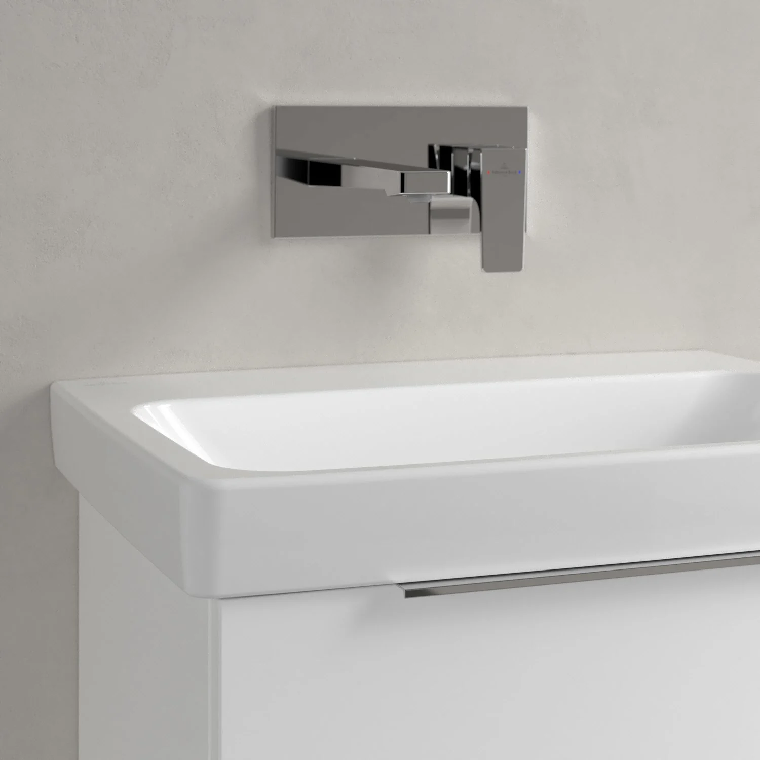 Zbliżenie białej umywalki z baterią ścienną, Villeroy & Boch
