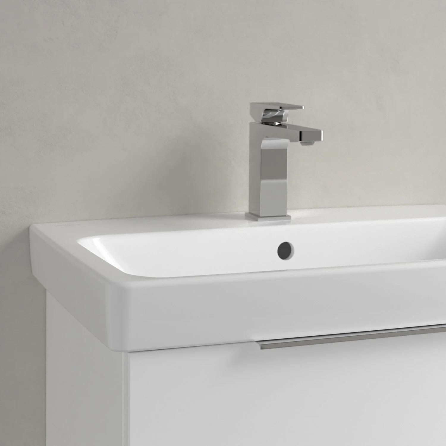 Zbliżenie białej umywalki z jednouchwytową baterią, Villeroy & Boch