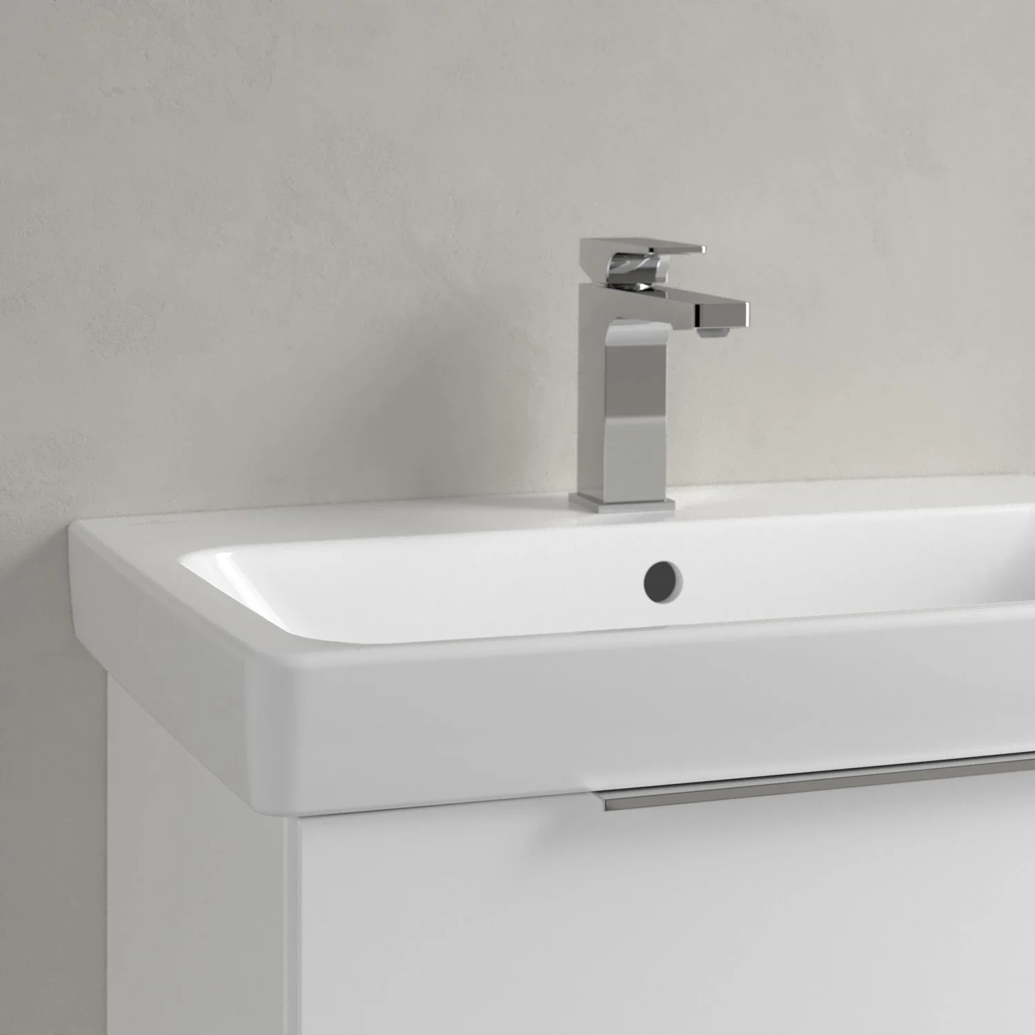 Zbliżenie białej umywalki z jednouchwytową baterią, Villeroy & Boch