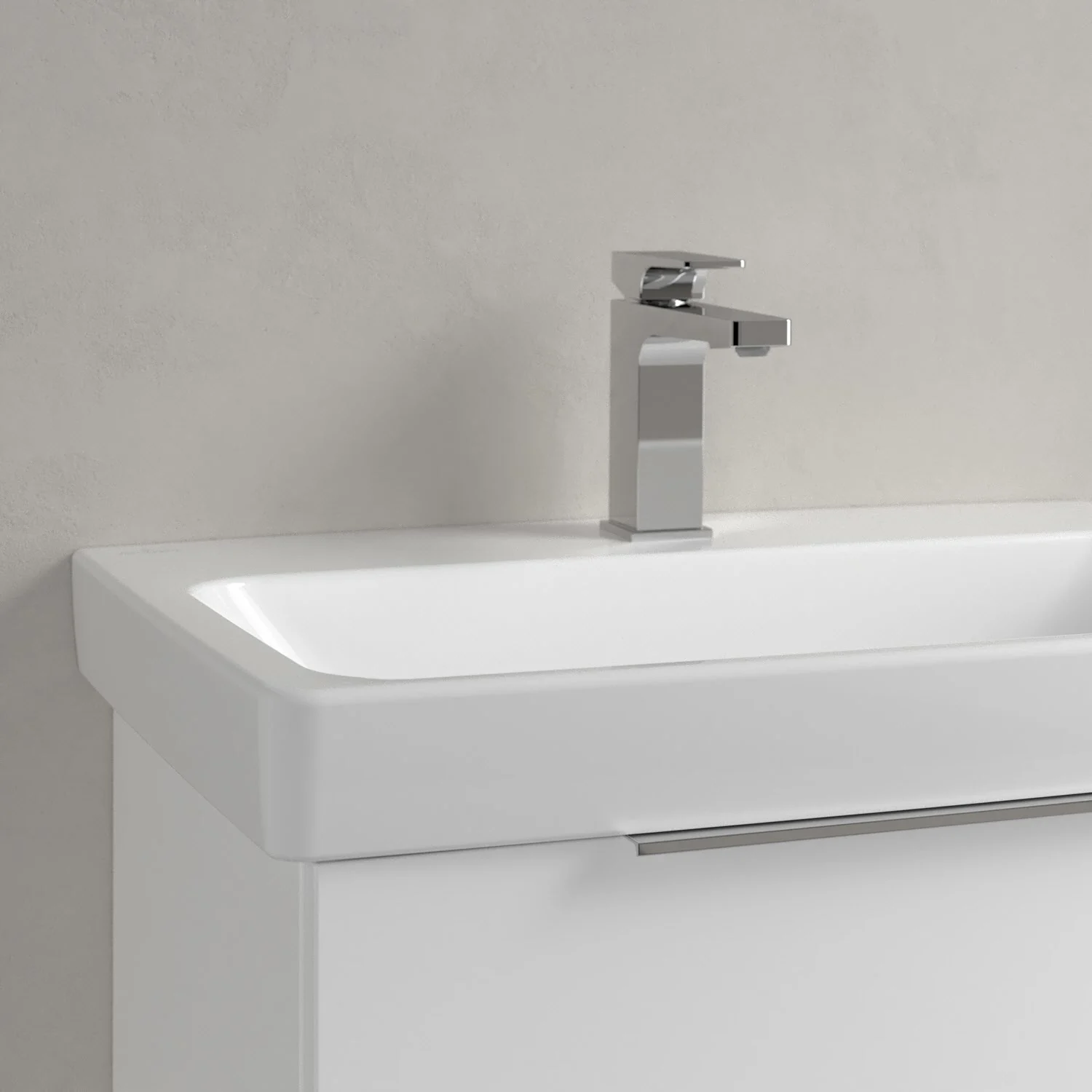 Zbliżenie białej umywalki z jednouchwytową baterią, Villeroy & Boch