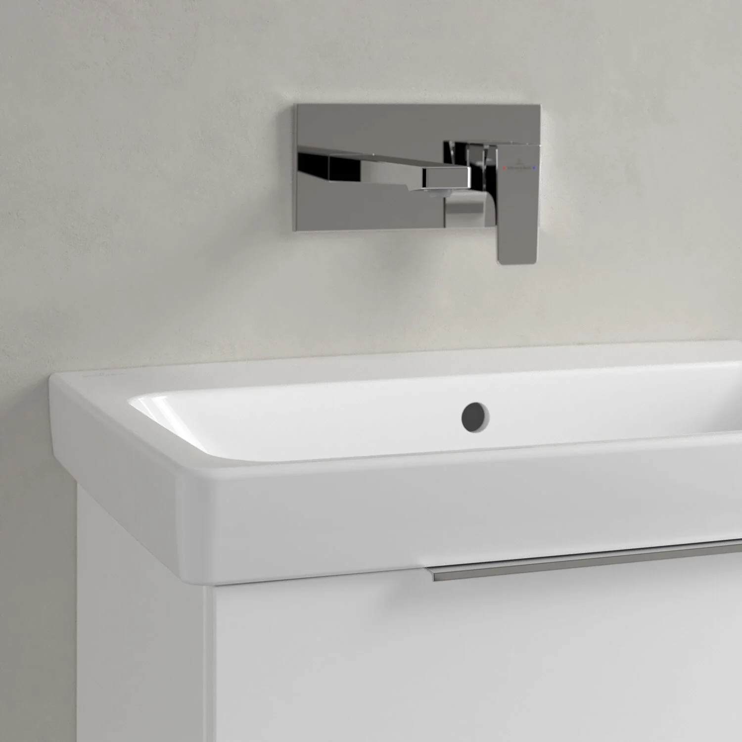 Biała umywalka z baterią ścienną zbliżenie, Villeroy & Boch