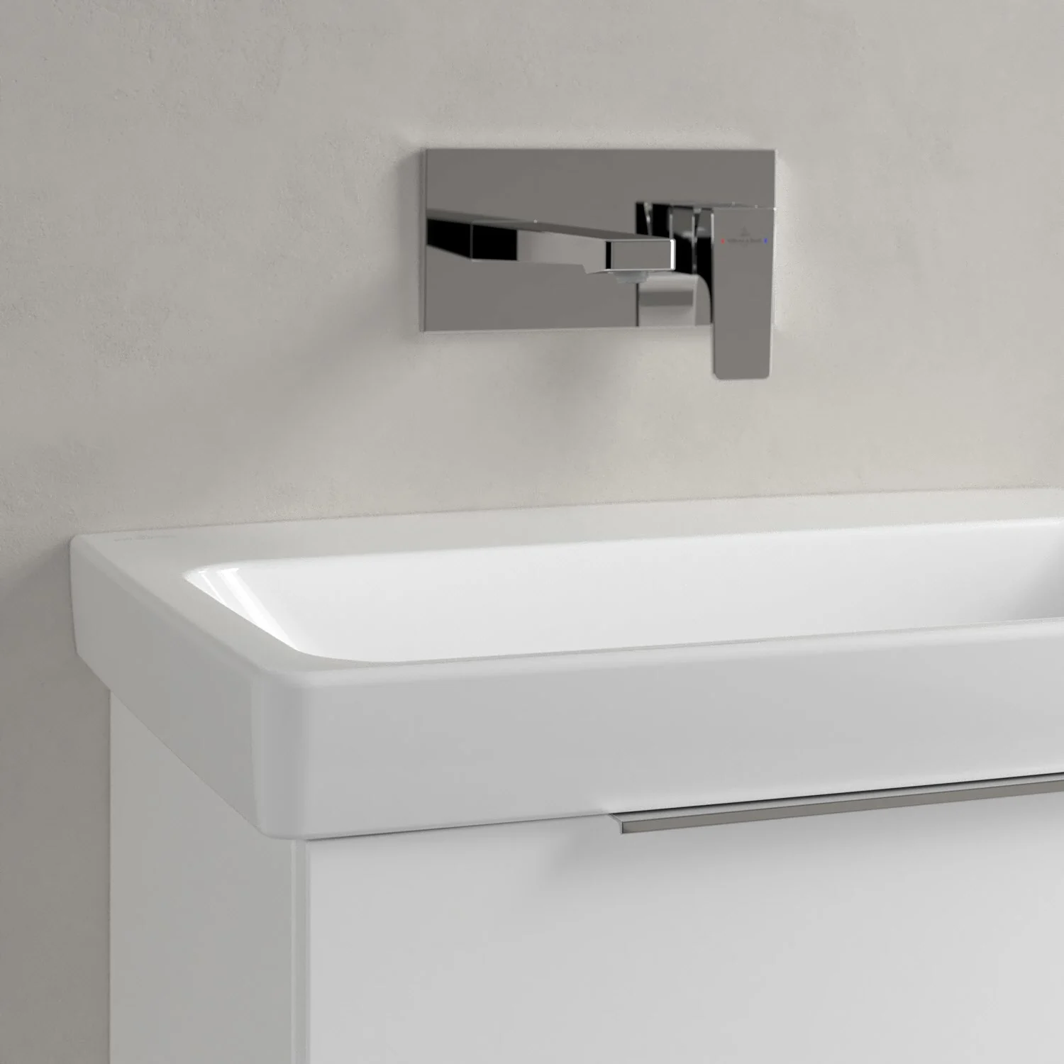 Biała umywalka z baterią ścienną zbliżenie, Villeroy & Boch