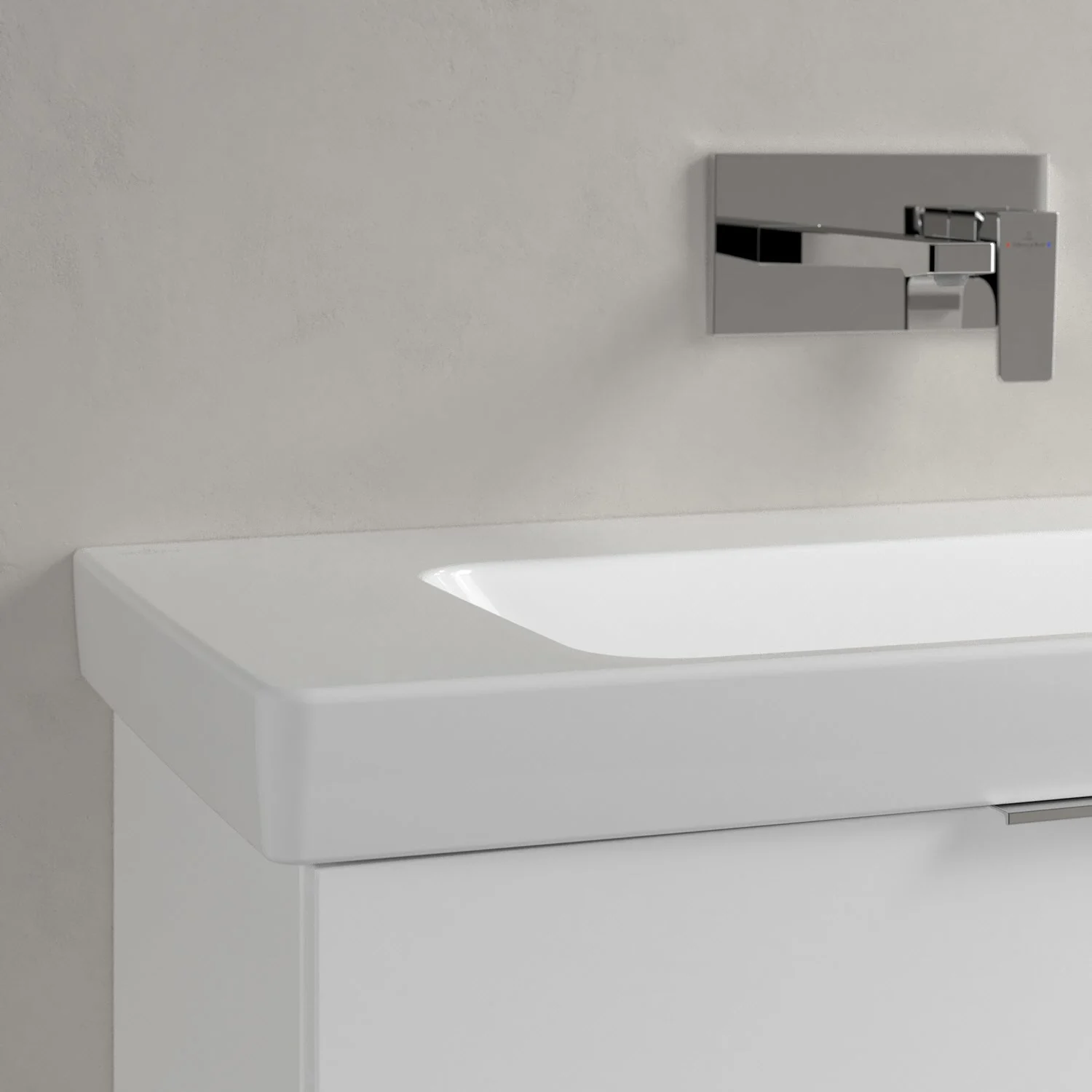 Zbliżenie białej umywalki z baterią ścienną, Villeroy & Boch