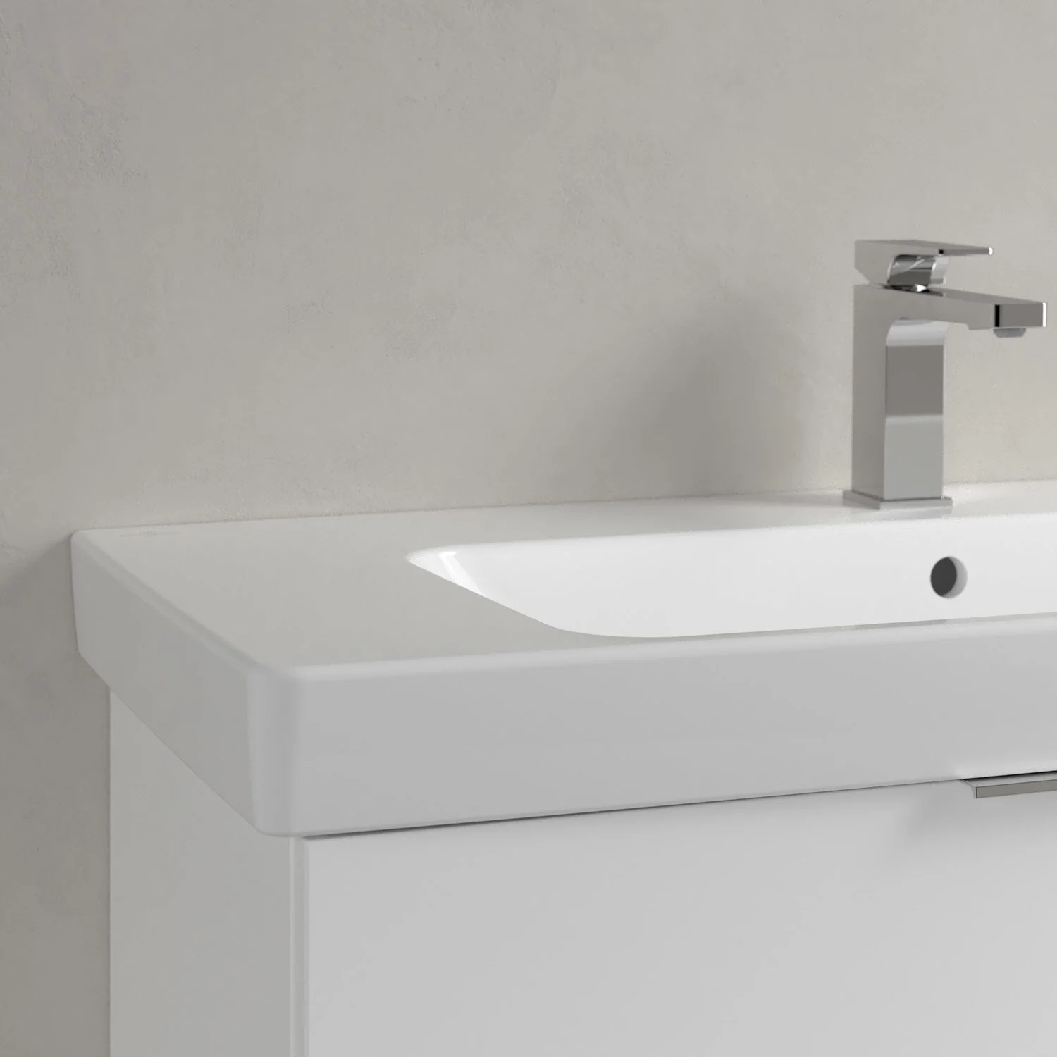 Zbliżenie białej umywalki z baterią stojącą, Villeroy & Boch