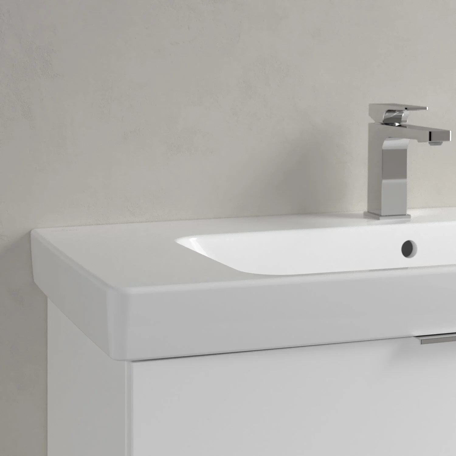 Zbliżenie białej umywalki z baterią stojącą, Villeroy & Boch