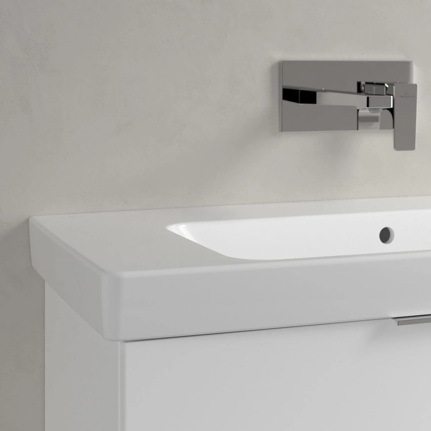 Zbliżenie białej umywalki z baterią ścienną, Villeroy & Boch