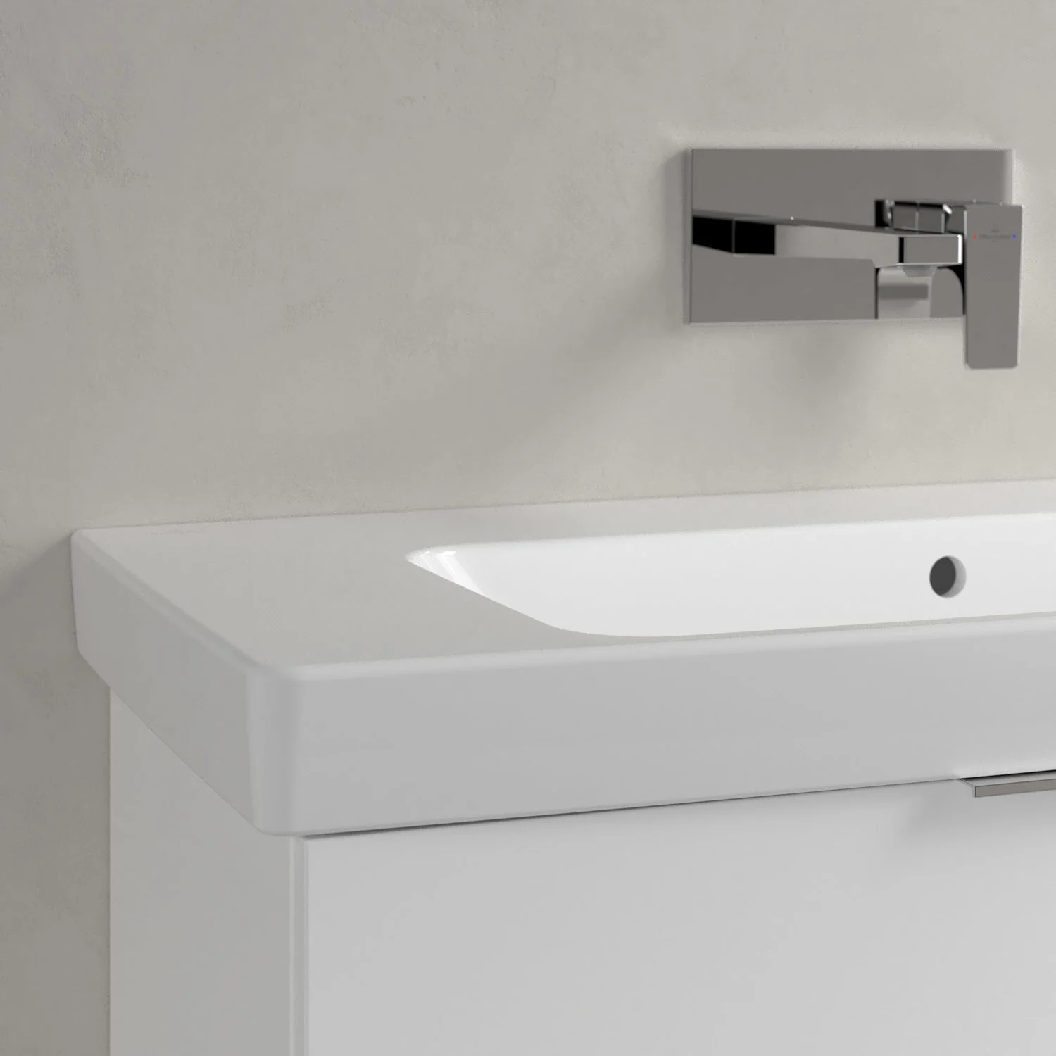 Zbliżenie białej umywalki z baterią ścienną, Villeroy & Boch