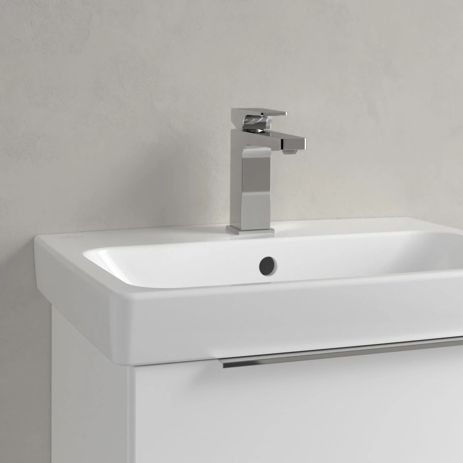 Zbliżenie białej umywalki z kranem, Villeroy & Boch