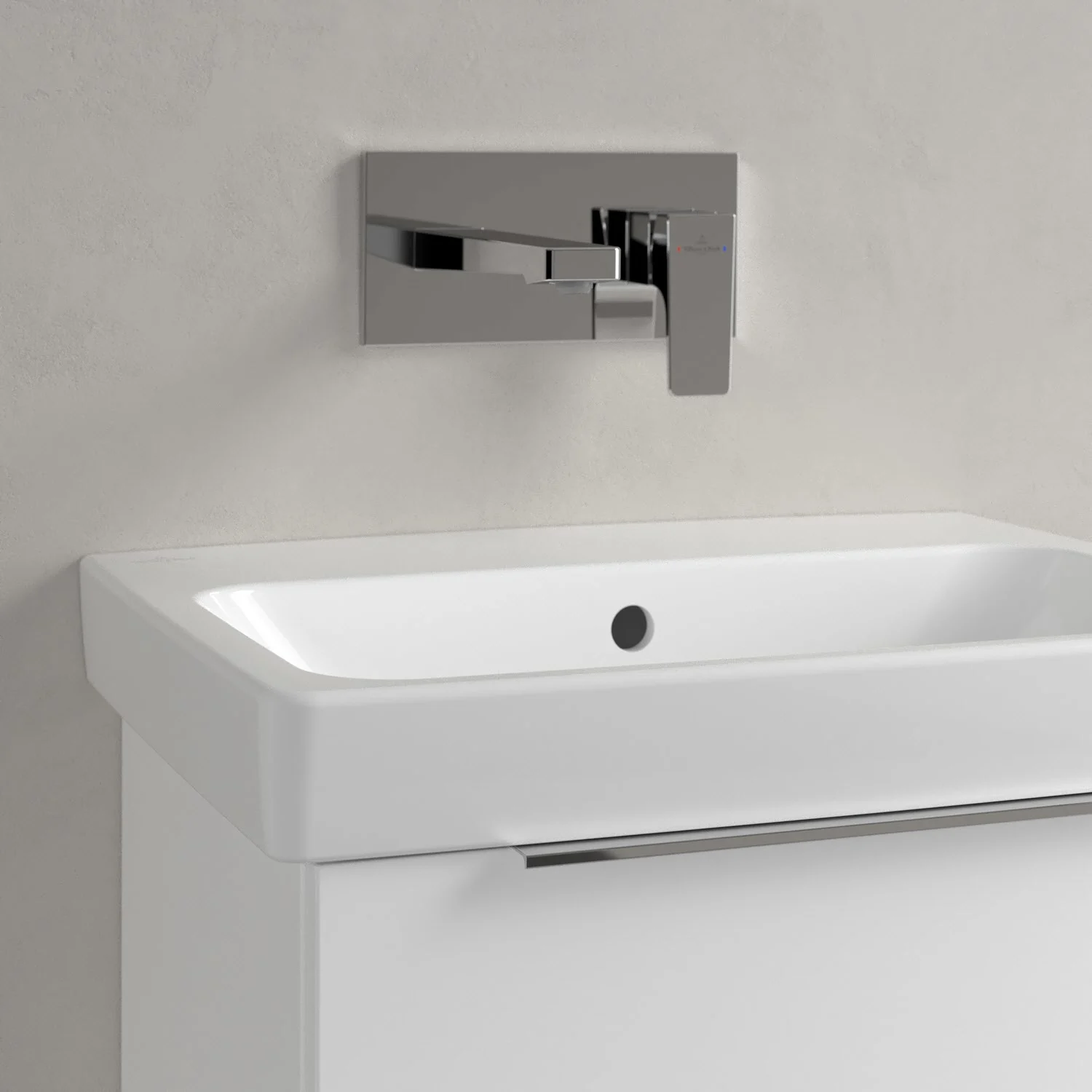Biała umywalka z baterią ścienną zbliżenie, Villeroy & Boch