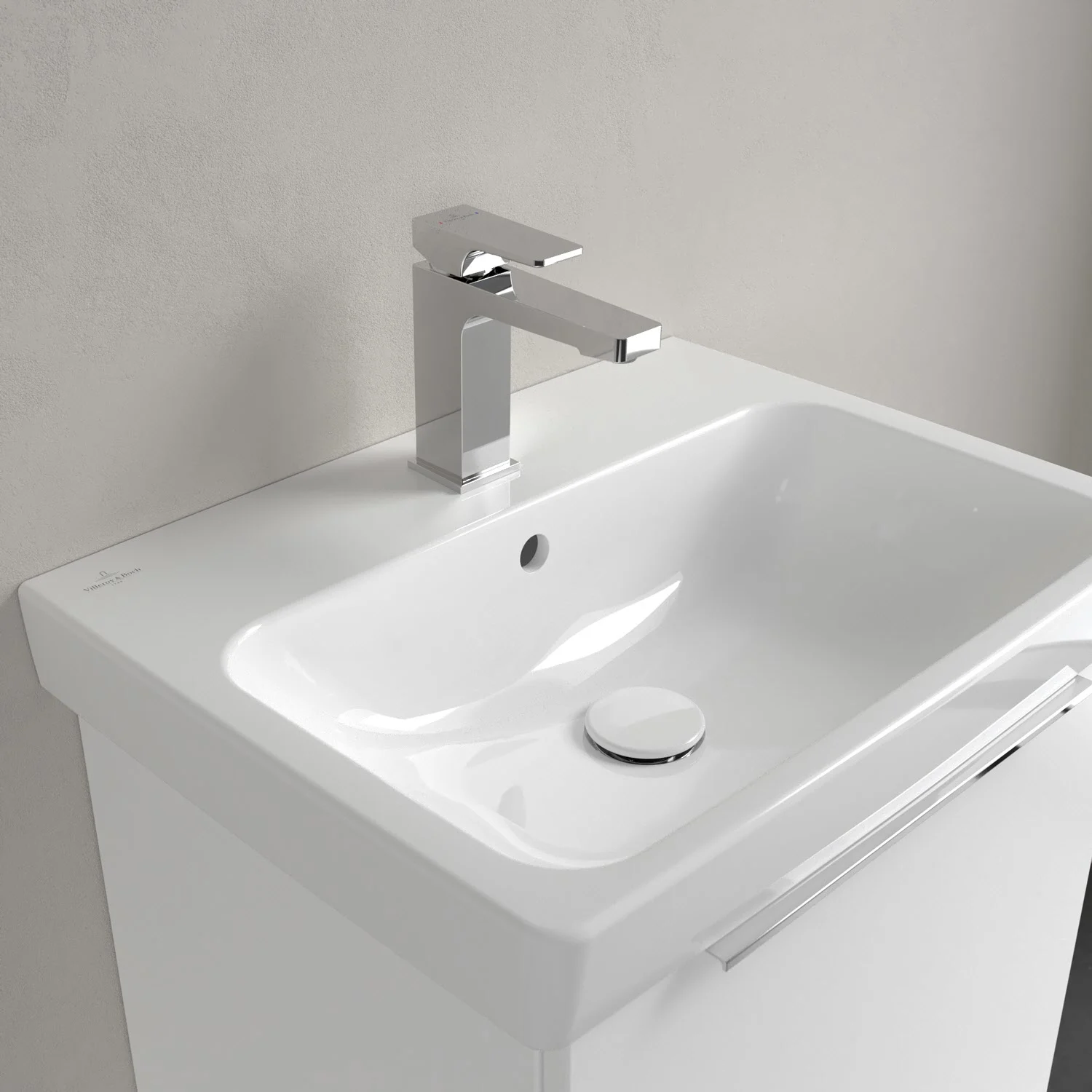 Biała umywalka z baterią zbliżenie, Villeroy & Boch